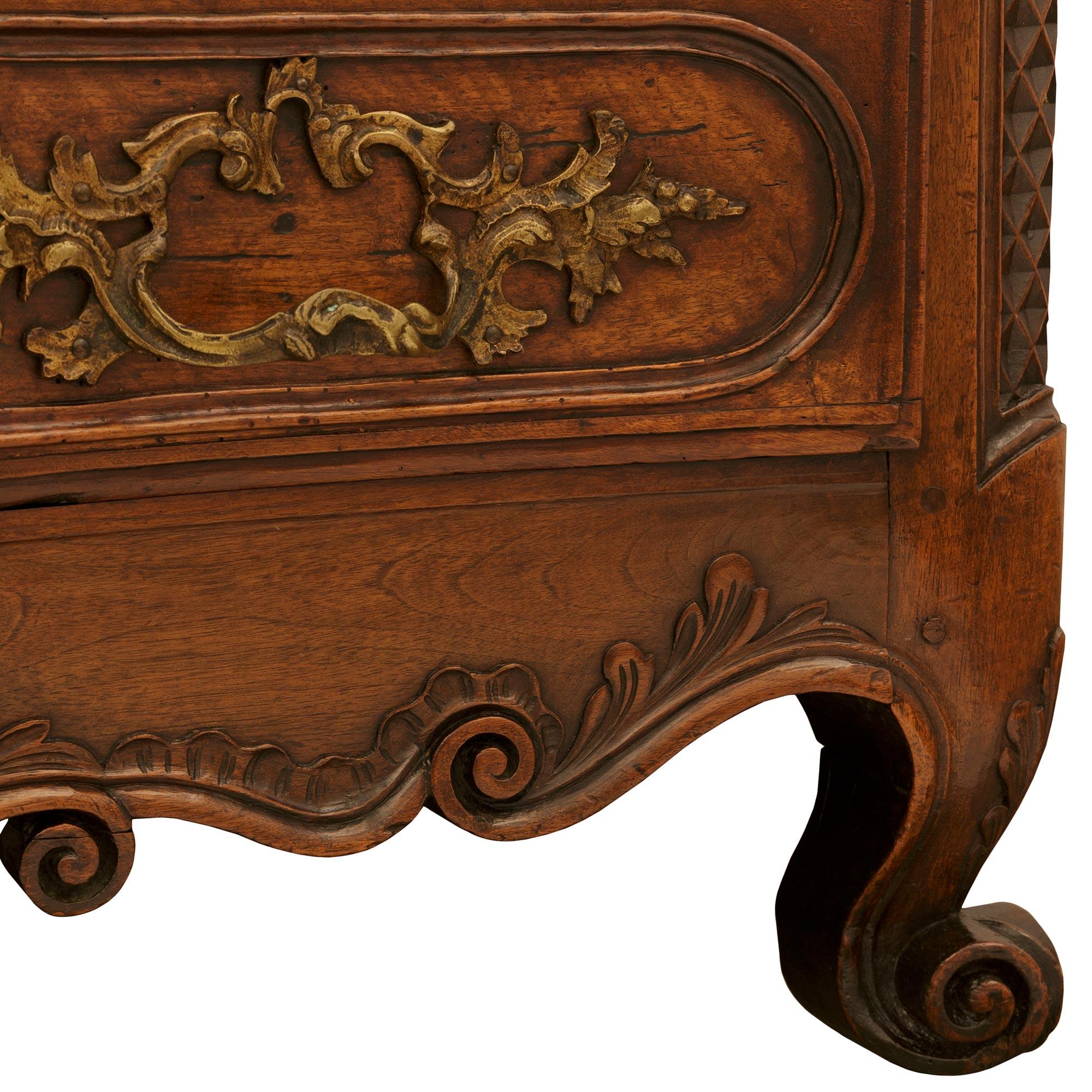 Commode française du XVIIIe siècle d'époque Louis XV en noyer et bronze en vente 5