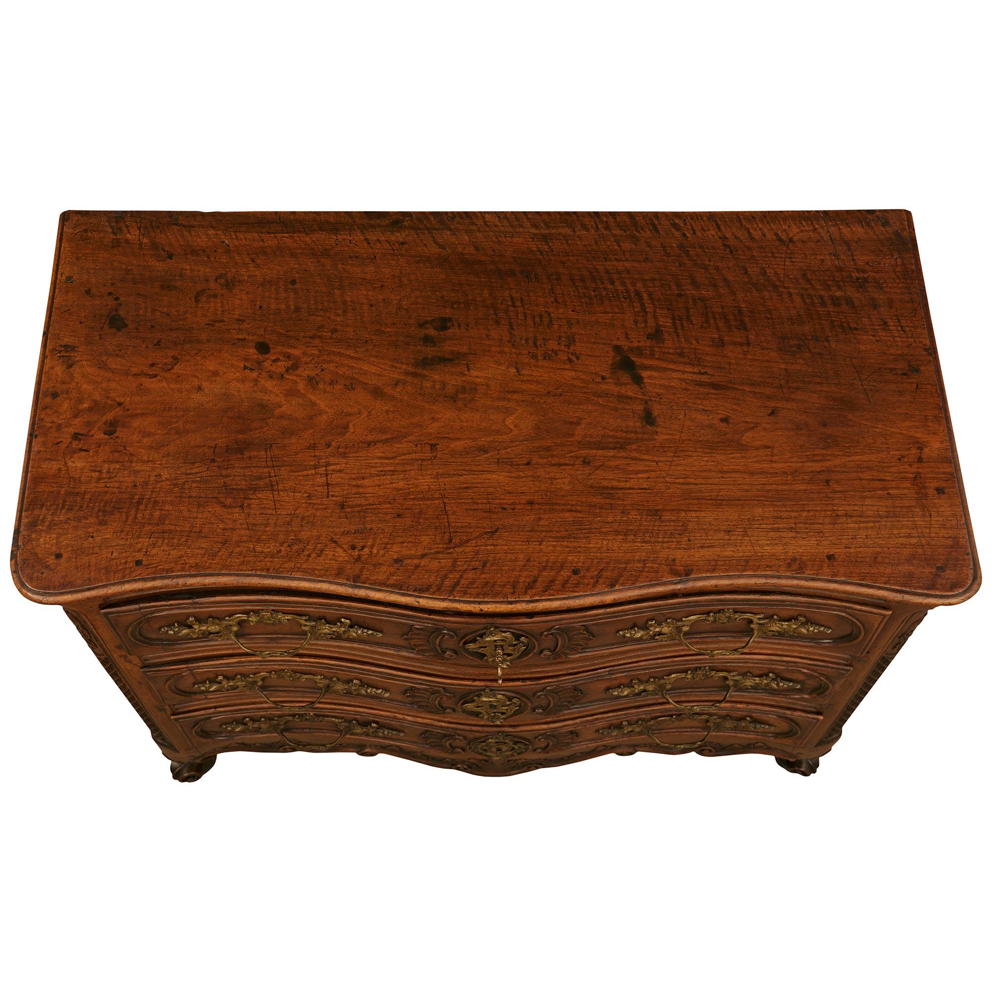 Commode française du XVIIIe siècle d'époque Louis XV en noyer et bronze en vente 6