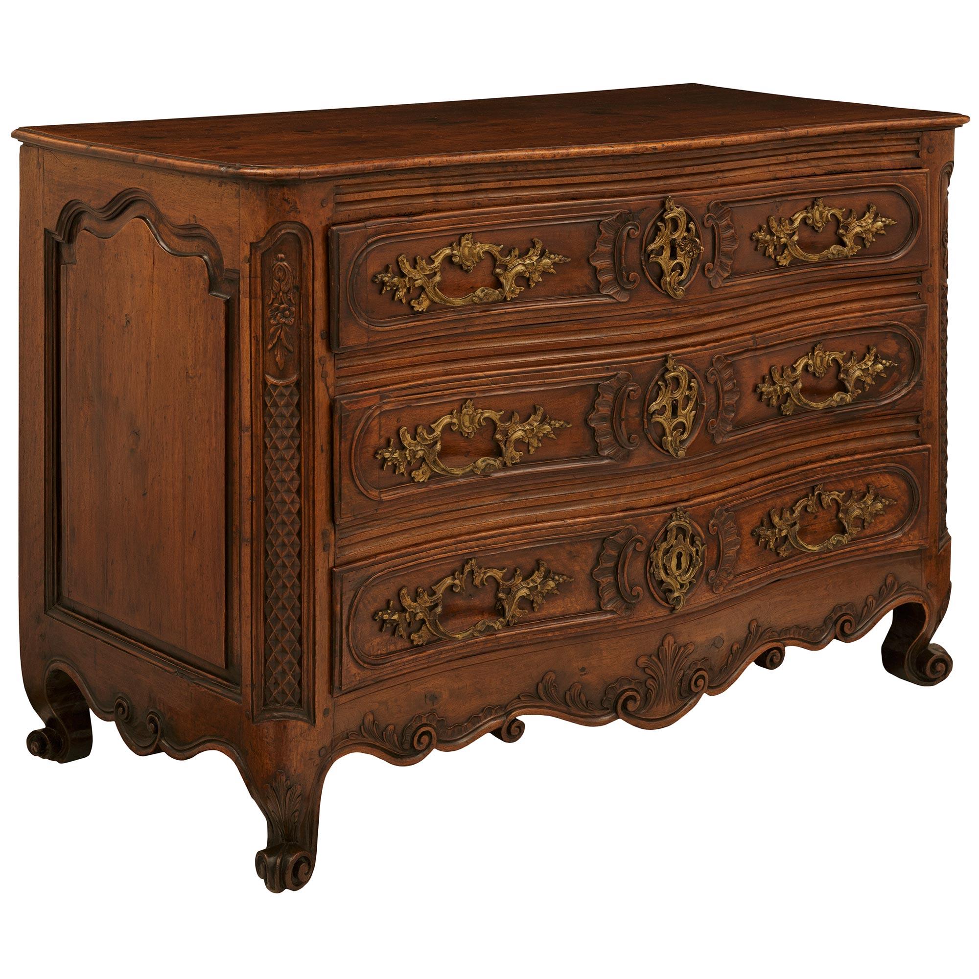 Français Commode française du XVIIIe siècle d'époque Louis XV en noyer et bronze en vente