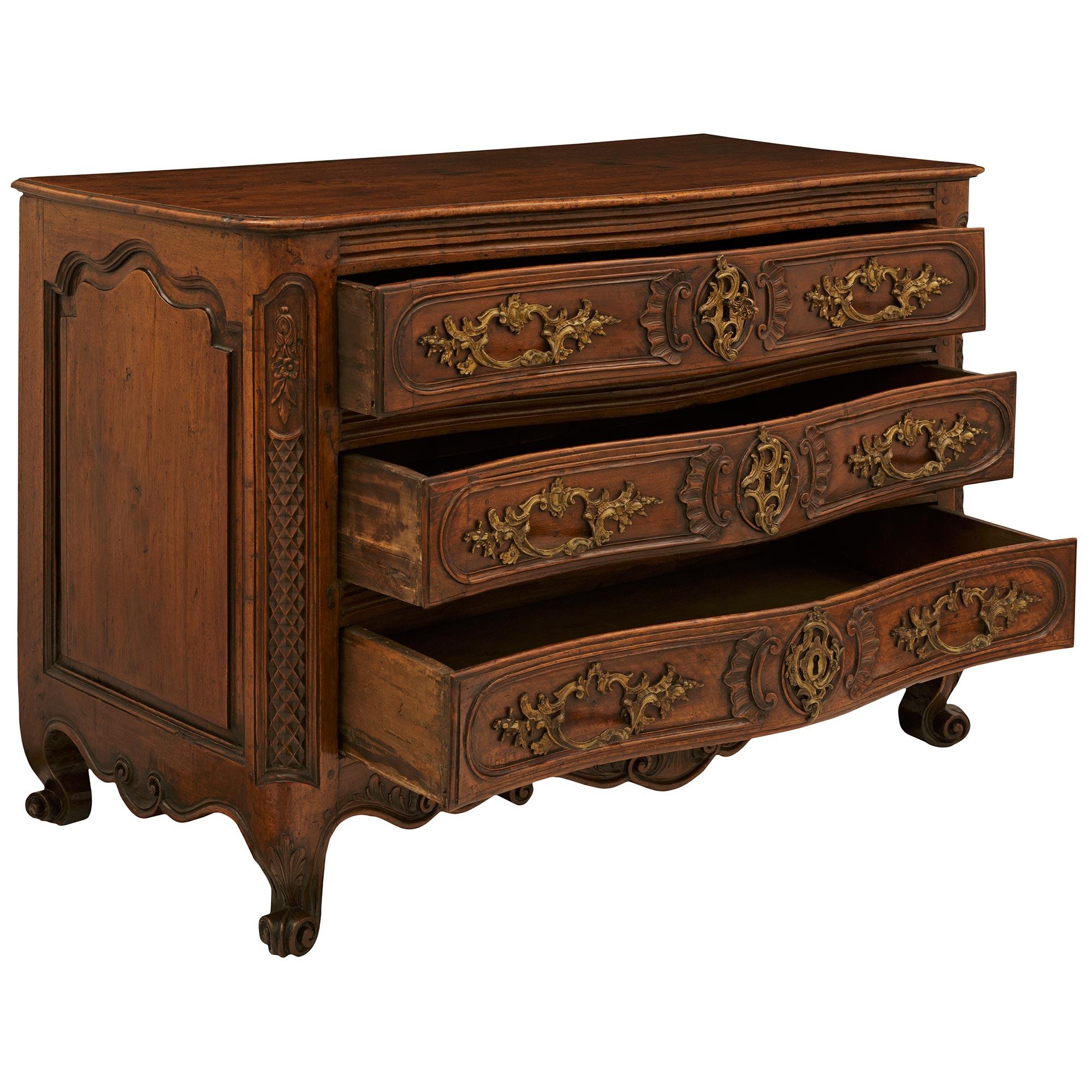 Commode française du XVIIIe siècle d'époque Louis XV en noyer et bronze Bon état - En vente à West Palm Beach, FL