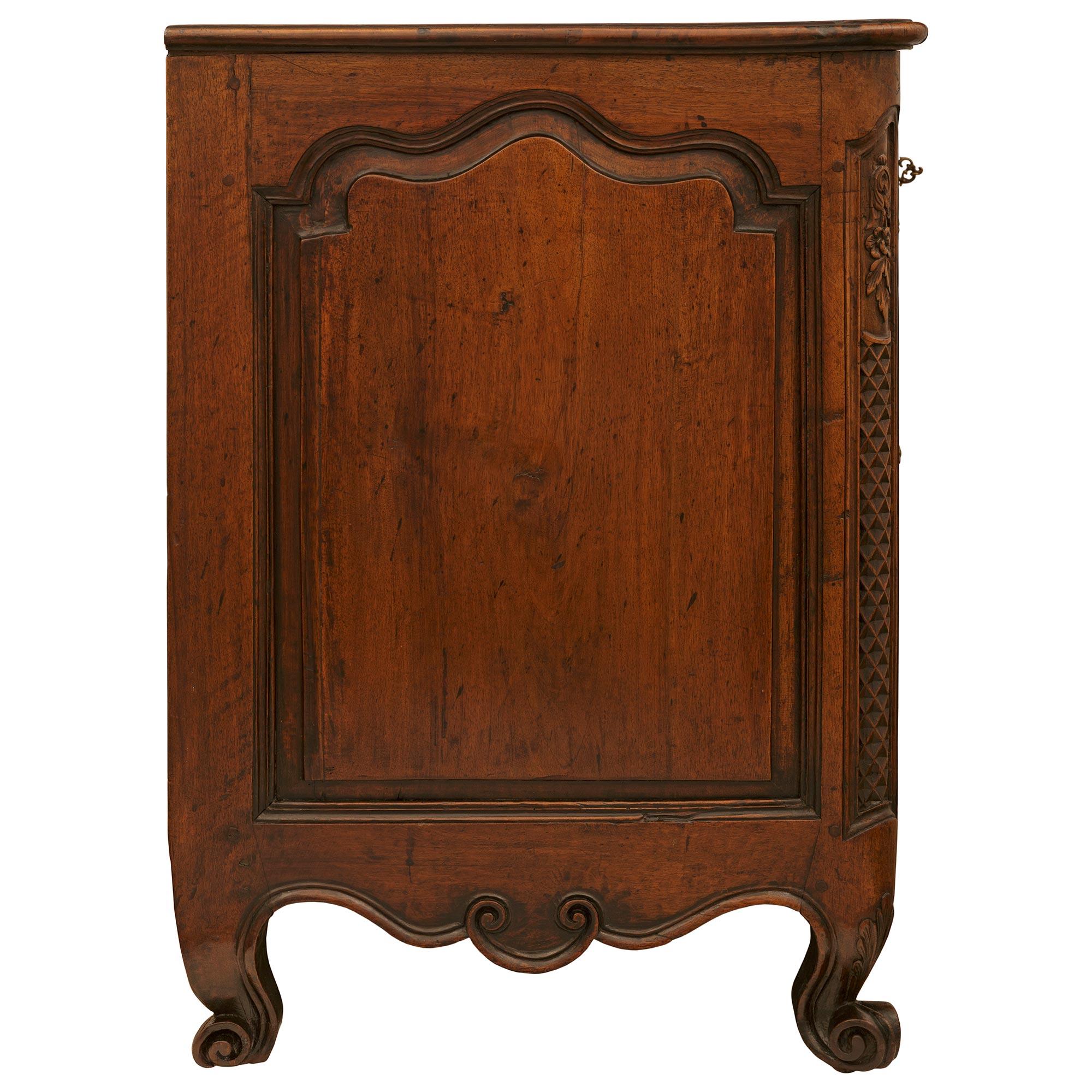 XVIIIe siècle et antérieur Commode française du XVIIIe siècle d'époque Louis XV en noyer et bronze en vente