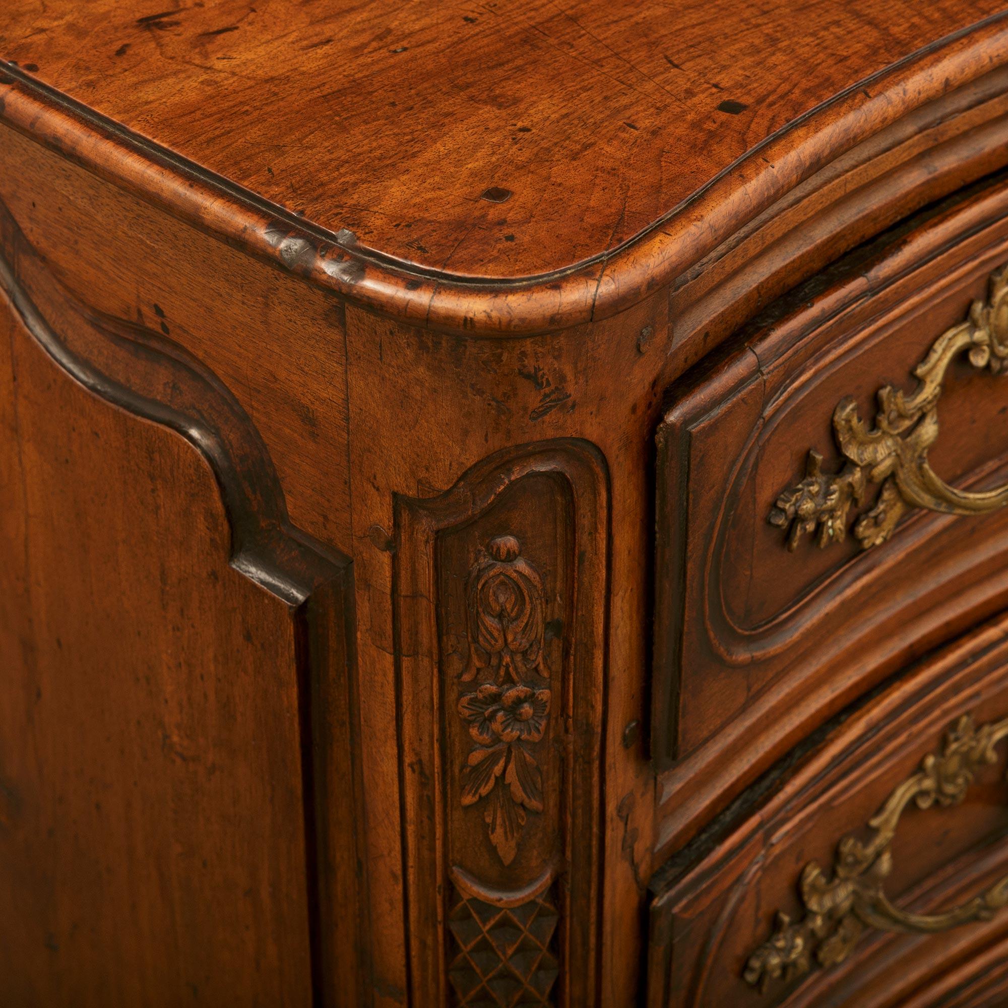 Bronze Commode française du XVIIIe siècle d'époque Louis XV en noyer et bronze en vente
