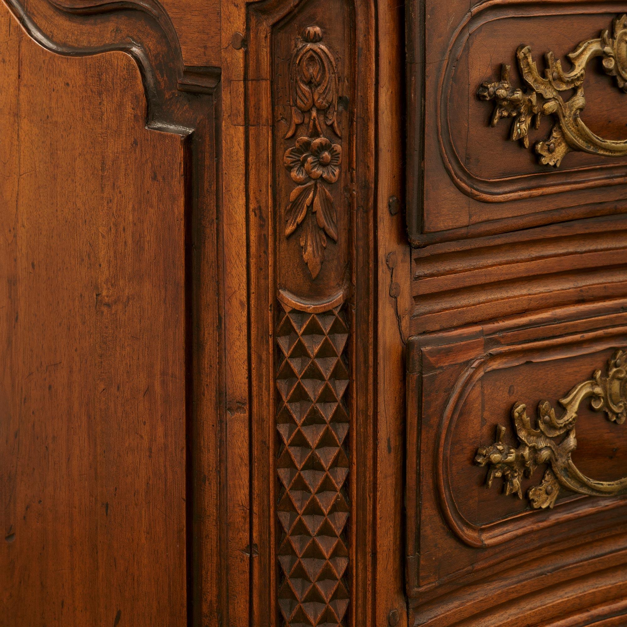 Commode française du XVIIIe siècle d'époque Louis XV en noyer et bronze en vente 1