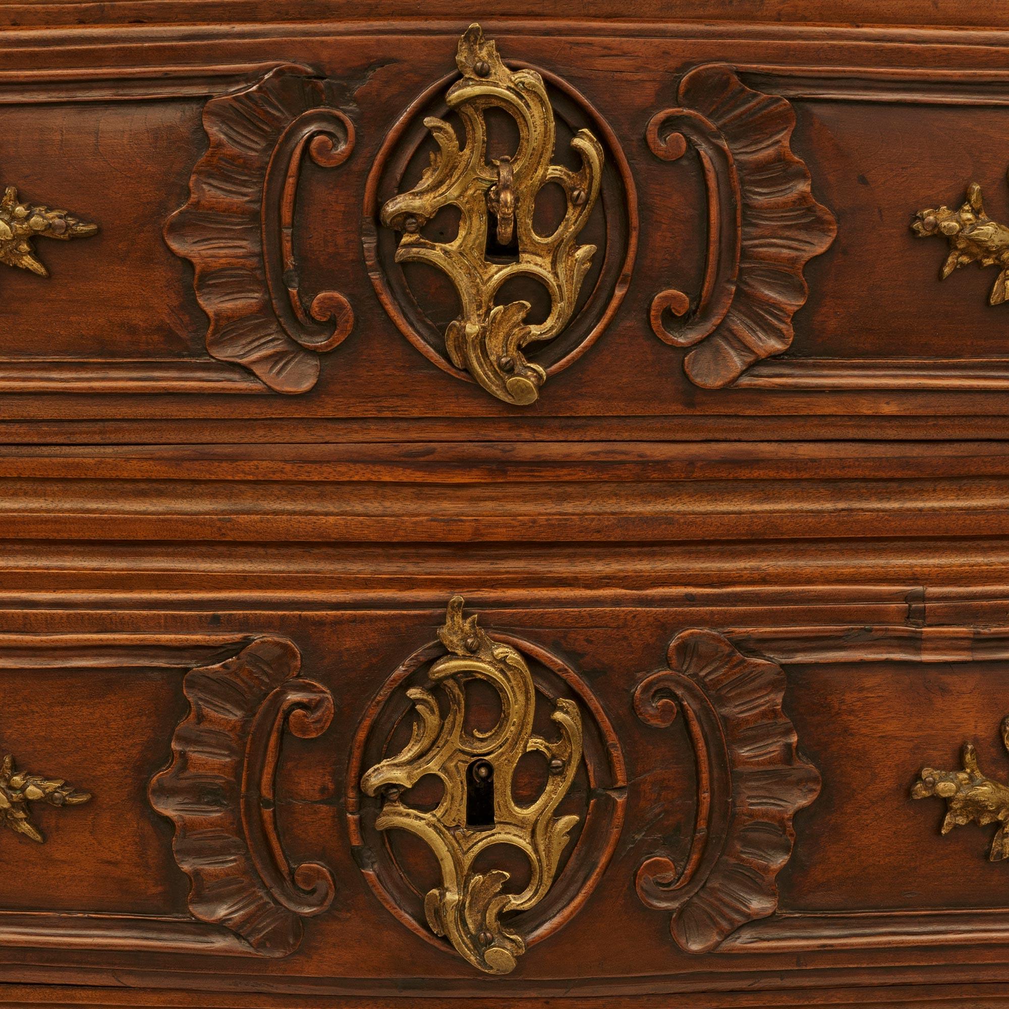 Commode française du XVIIIe siècle d'époque Louis XV en noyer et bronze en vente 2