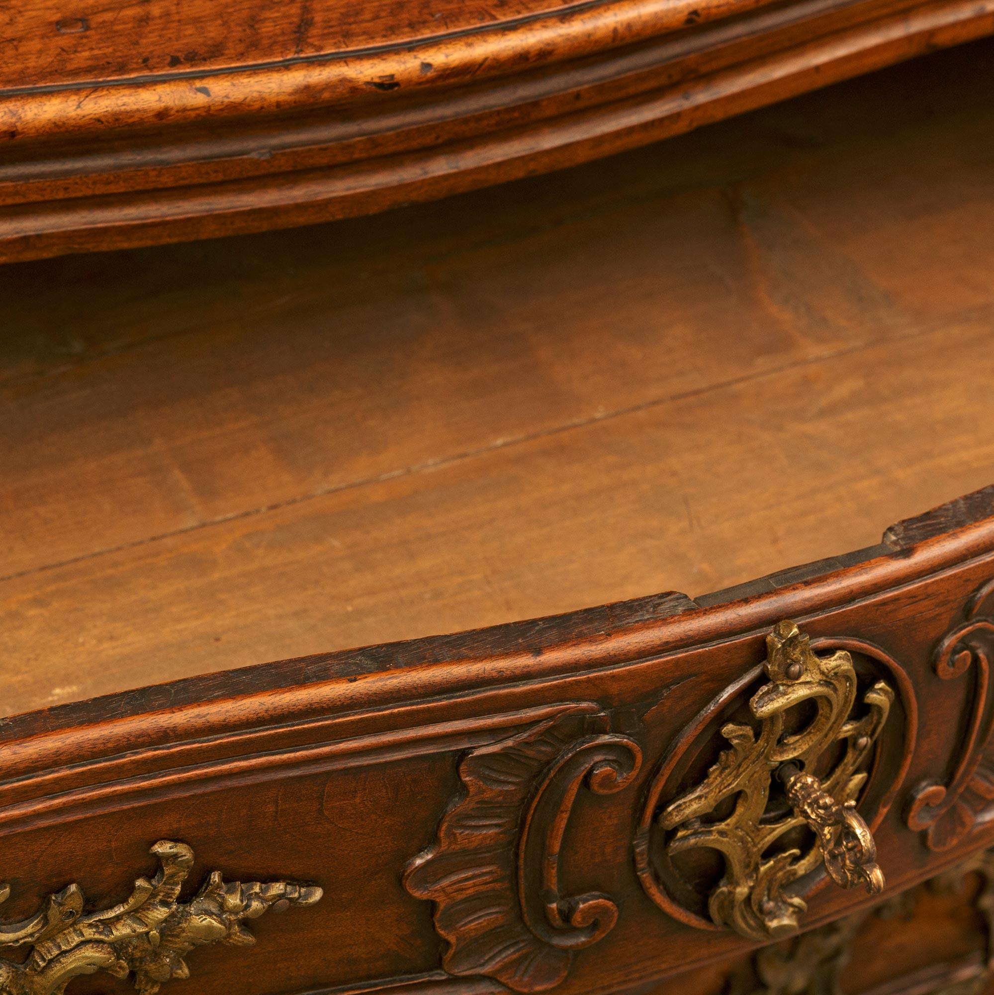 Commode française du XVIIIe siècle d'époque Louis XV en noyer et bronze en vente 3