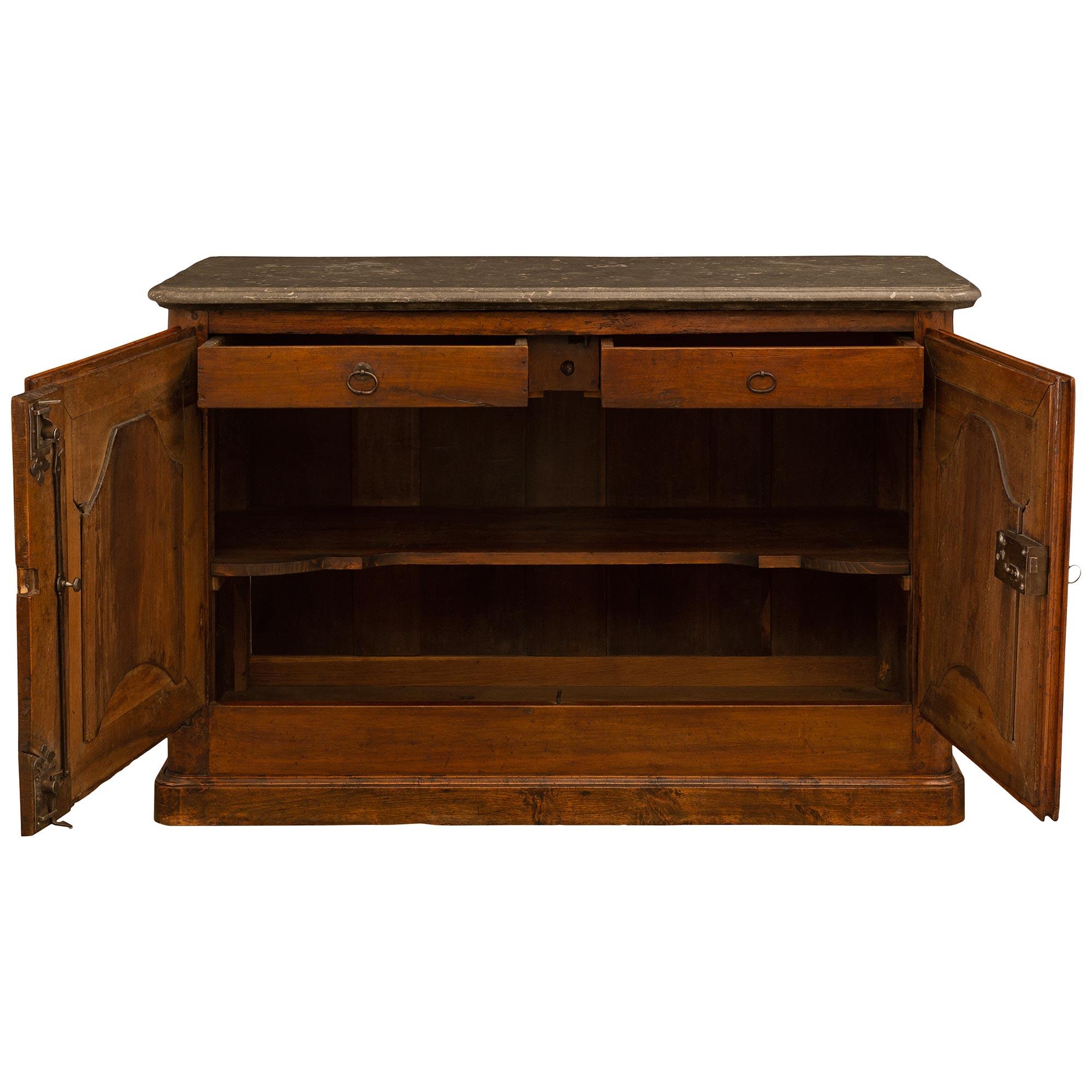 Precioso e impresionante aparador francés del siglo XVIII, de época Luis XV, de nogal y mármol, procedente de Lyon, Circa. 1730. El Buffet de Château se eleva sobre una base recta maciza moteada con esquinas redondeadas. Las puertas superiores están