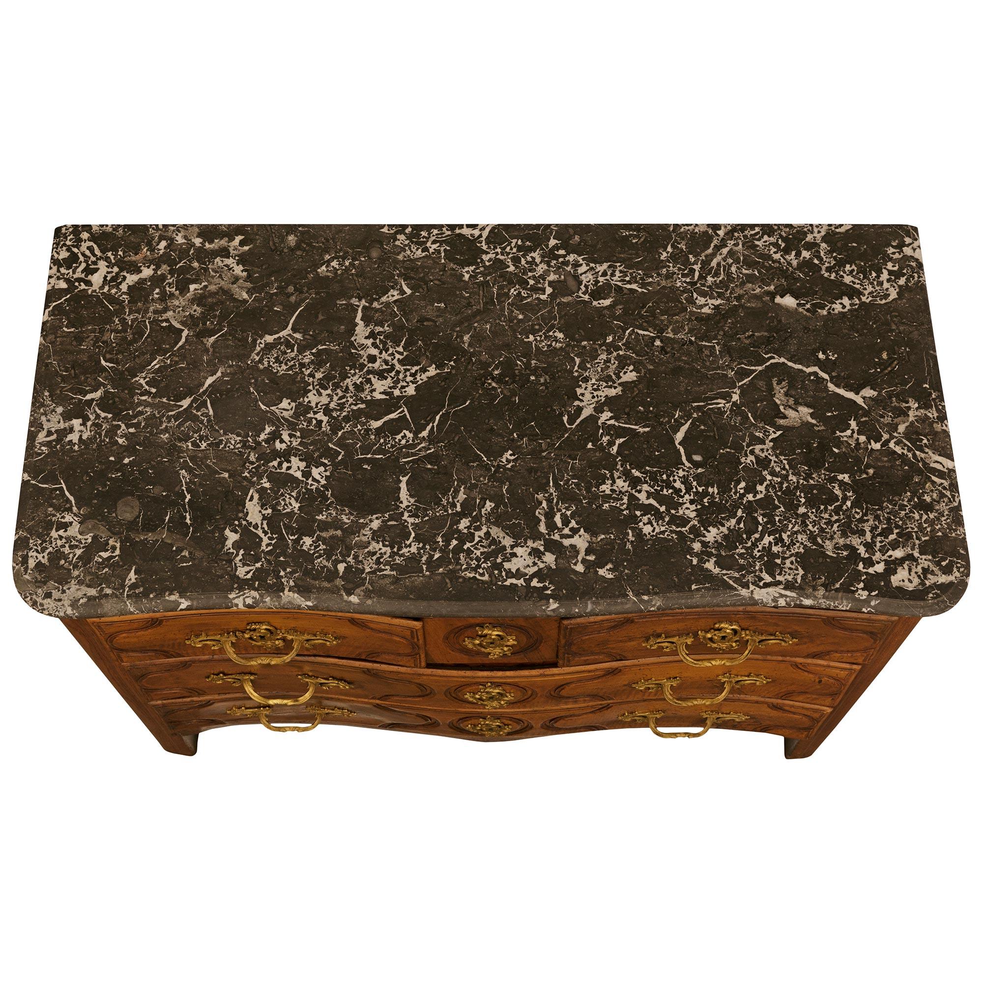 Commode francese del XVIII secolo di epoca Luigi XV in legno di noce e ormeggio in vendita 4