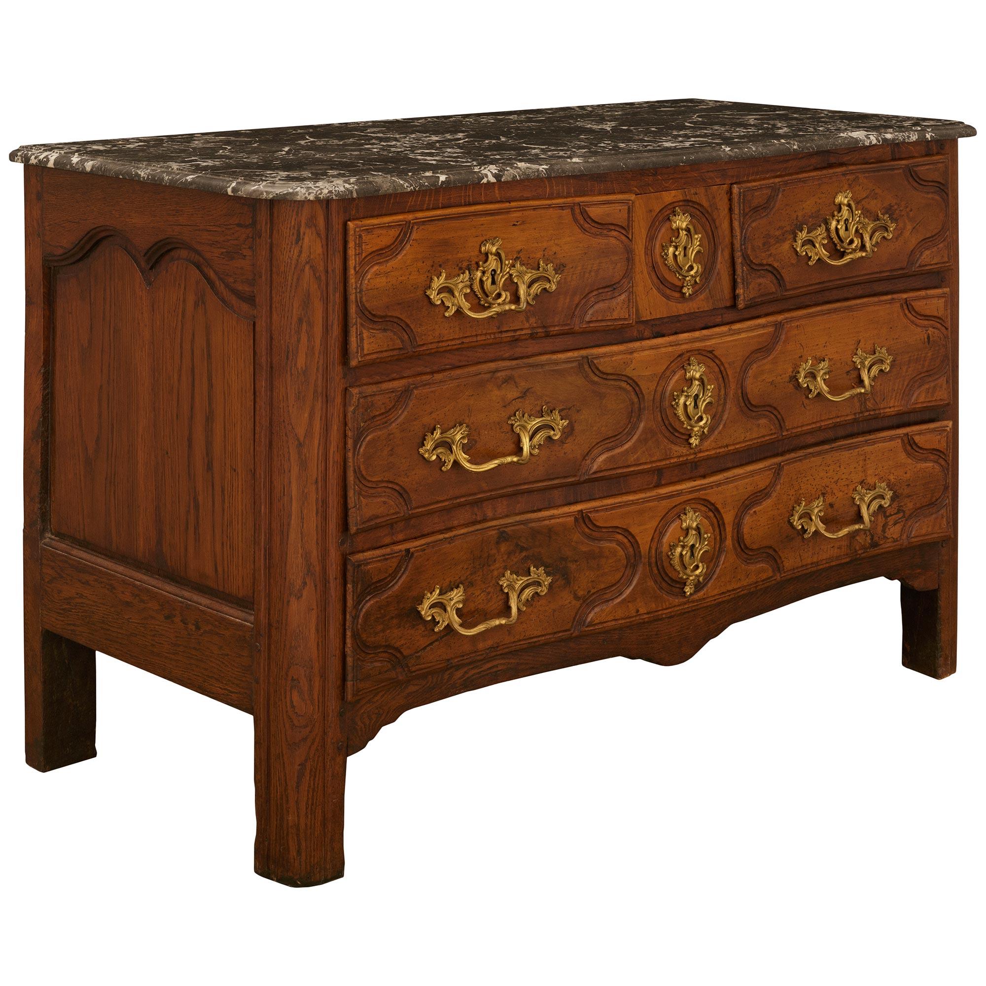 Francese Commode francese del XVIII secolo di epoca Luigi XV in legno di noce e ormeggio in vendita