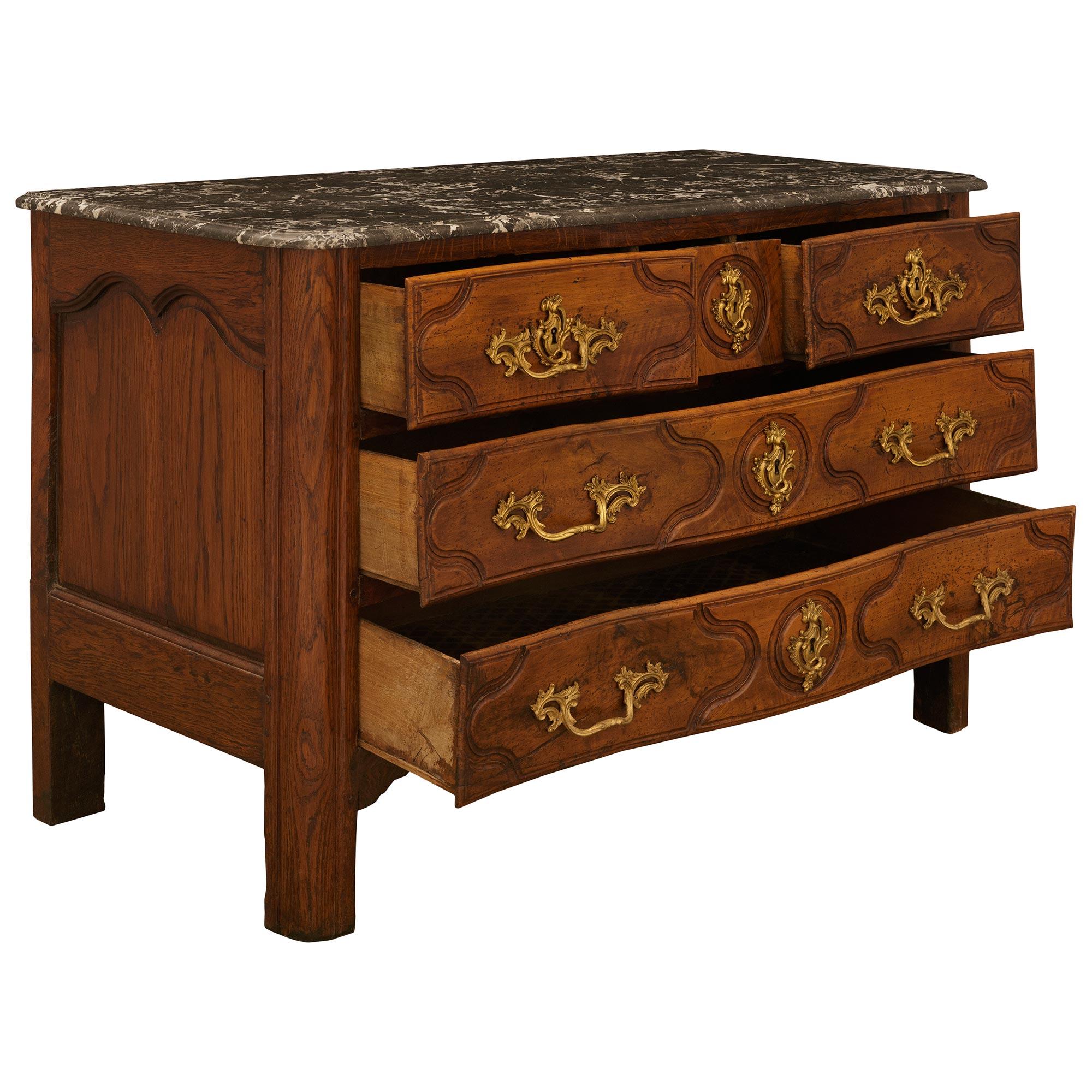 Commode francese del XVIII secolo di epoca Luigi XV in legno di noce e ormeggio In condizioni buone in vendita a West Palm Beach, FL