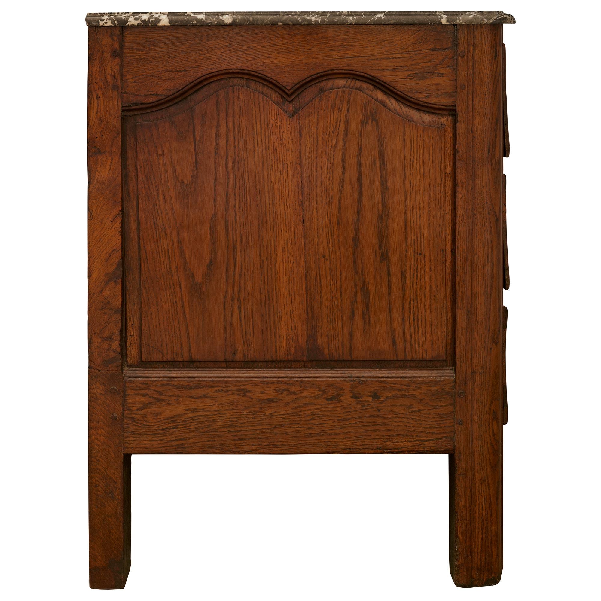 Fino al XVIII secolo Commode francese del XVIII secolo di epoca Luigi XV in legno di noce e ormeggio in vendita