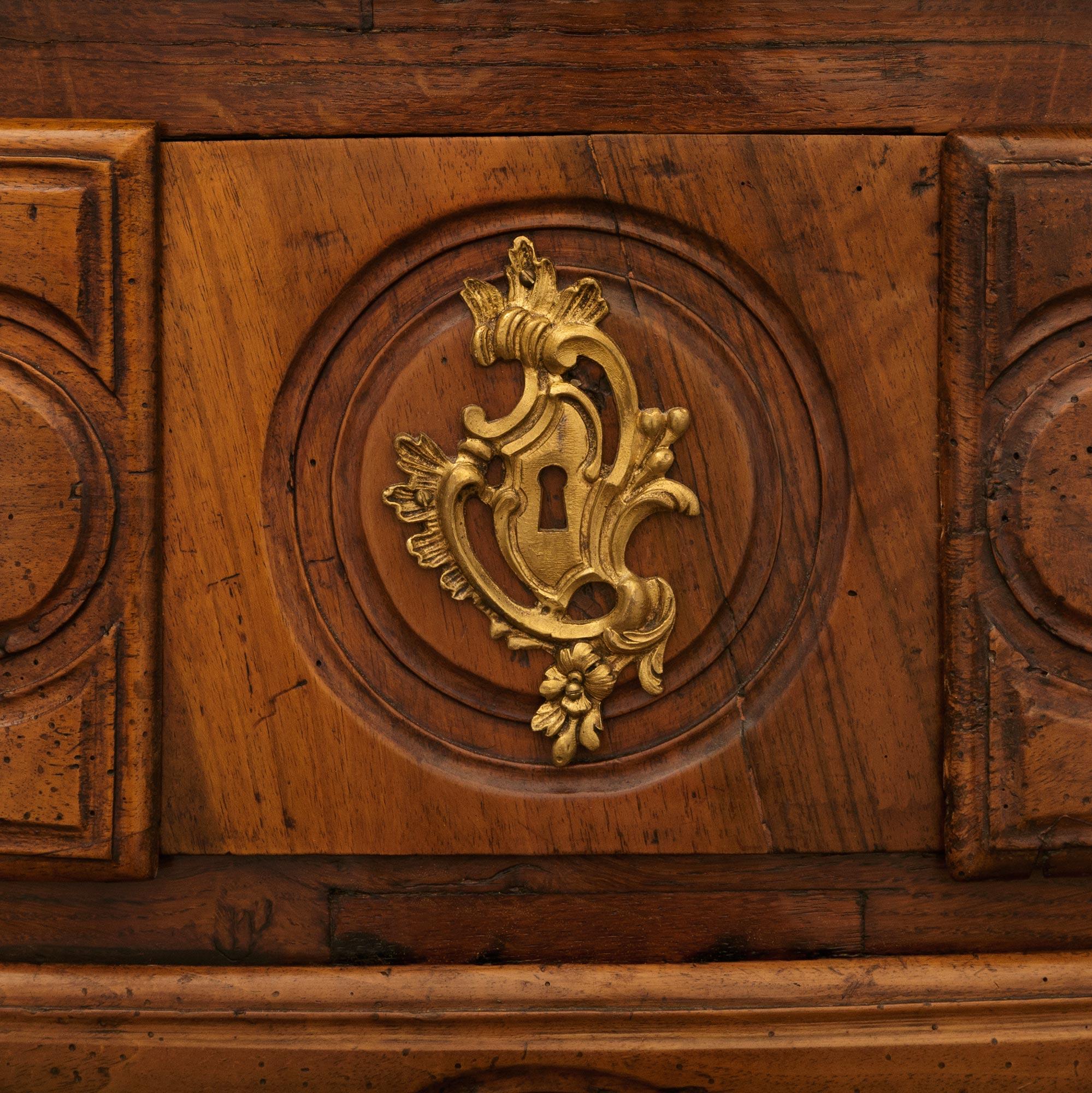 Marmo Commode francese del XVIII secolo di epoca Luigi XV in legno di noce e ormeggio in vendita