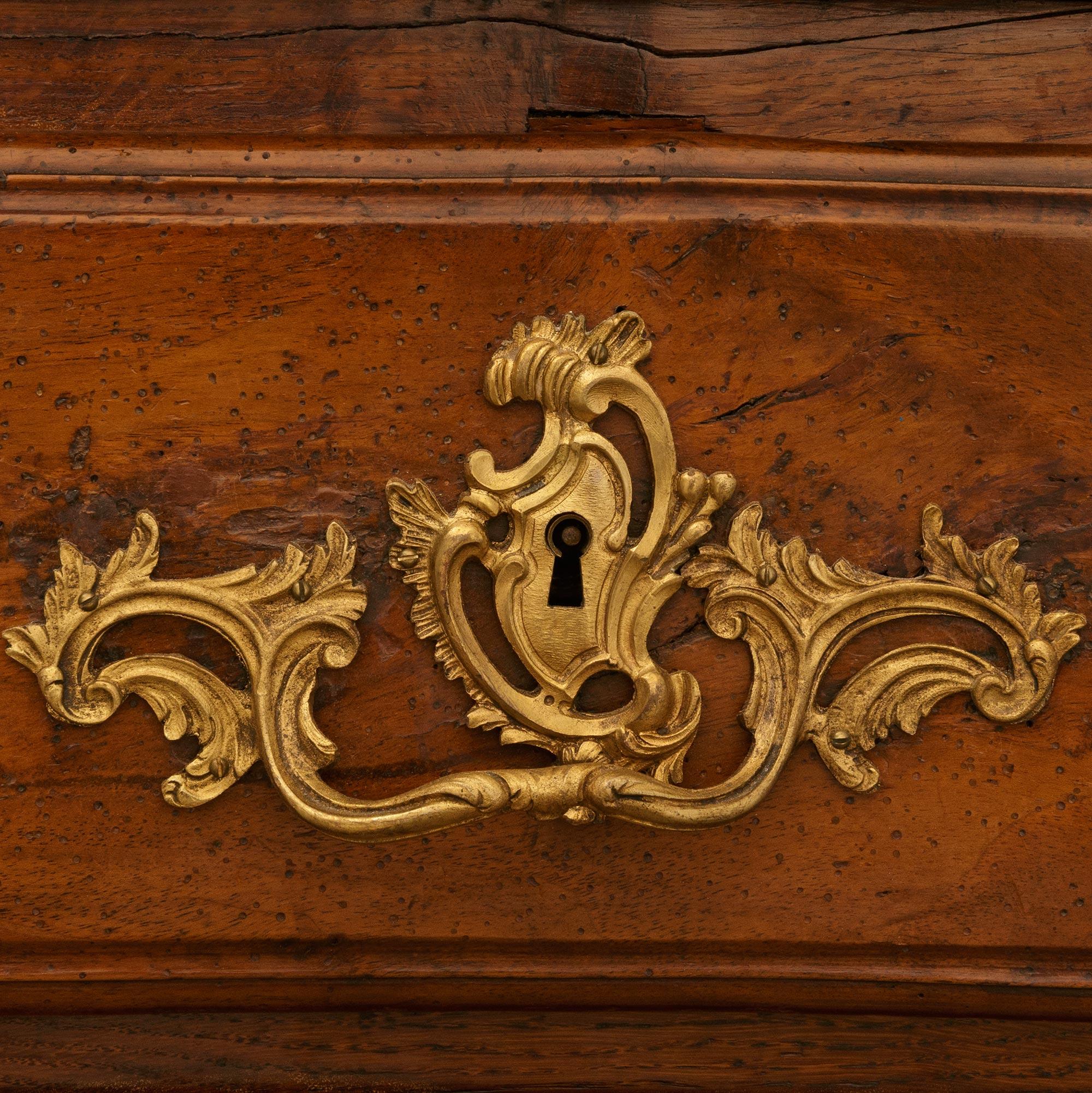 Commode francese del XVIII secolo di epoca Luigi XV in legno di noce e ormeggio in vendita 1