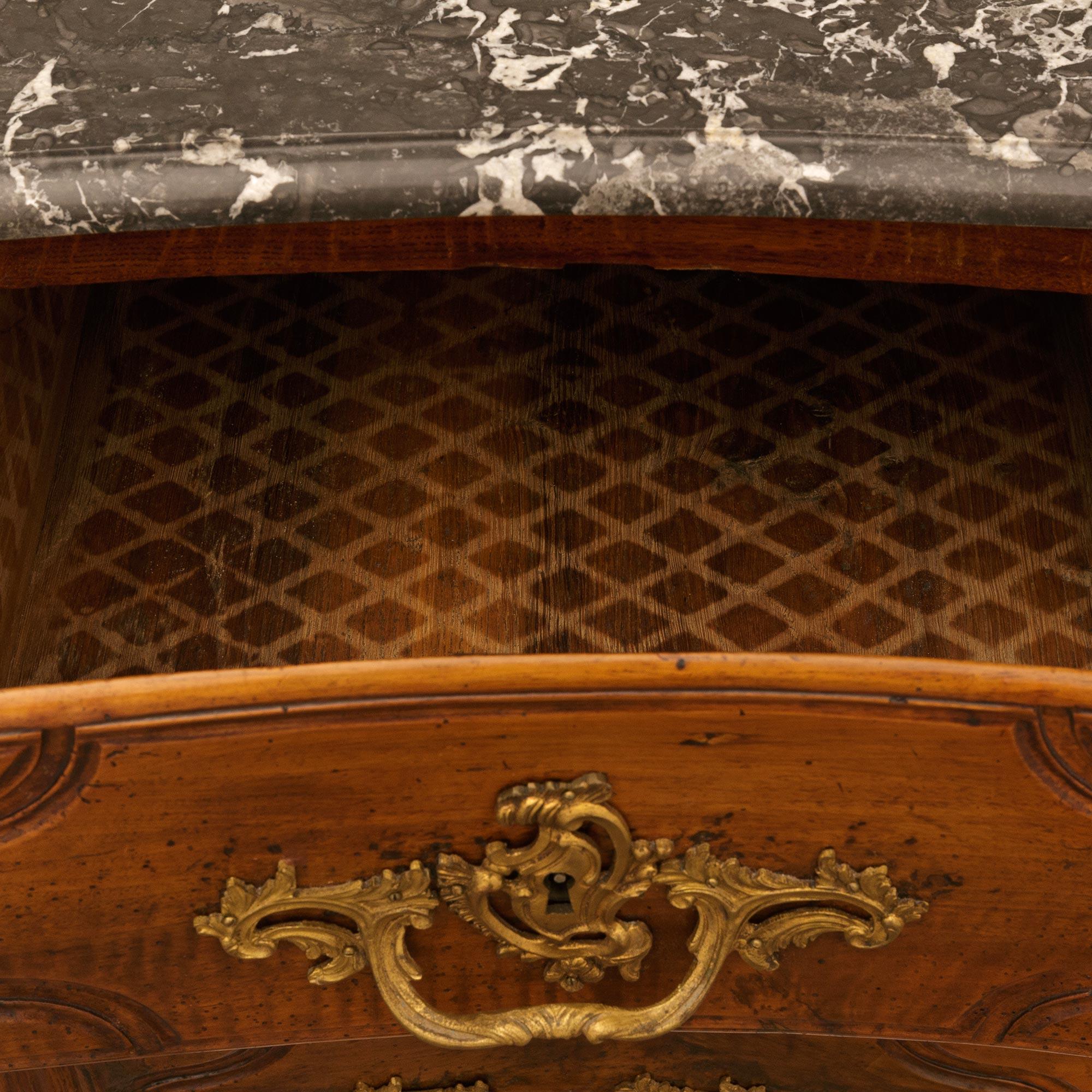Commode francese del XVIII secolo di epoca Luigi XV in legno di noce e ormeggio in vendita 2
