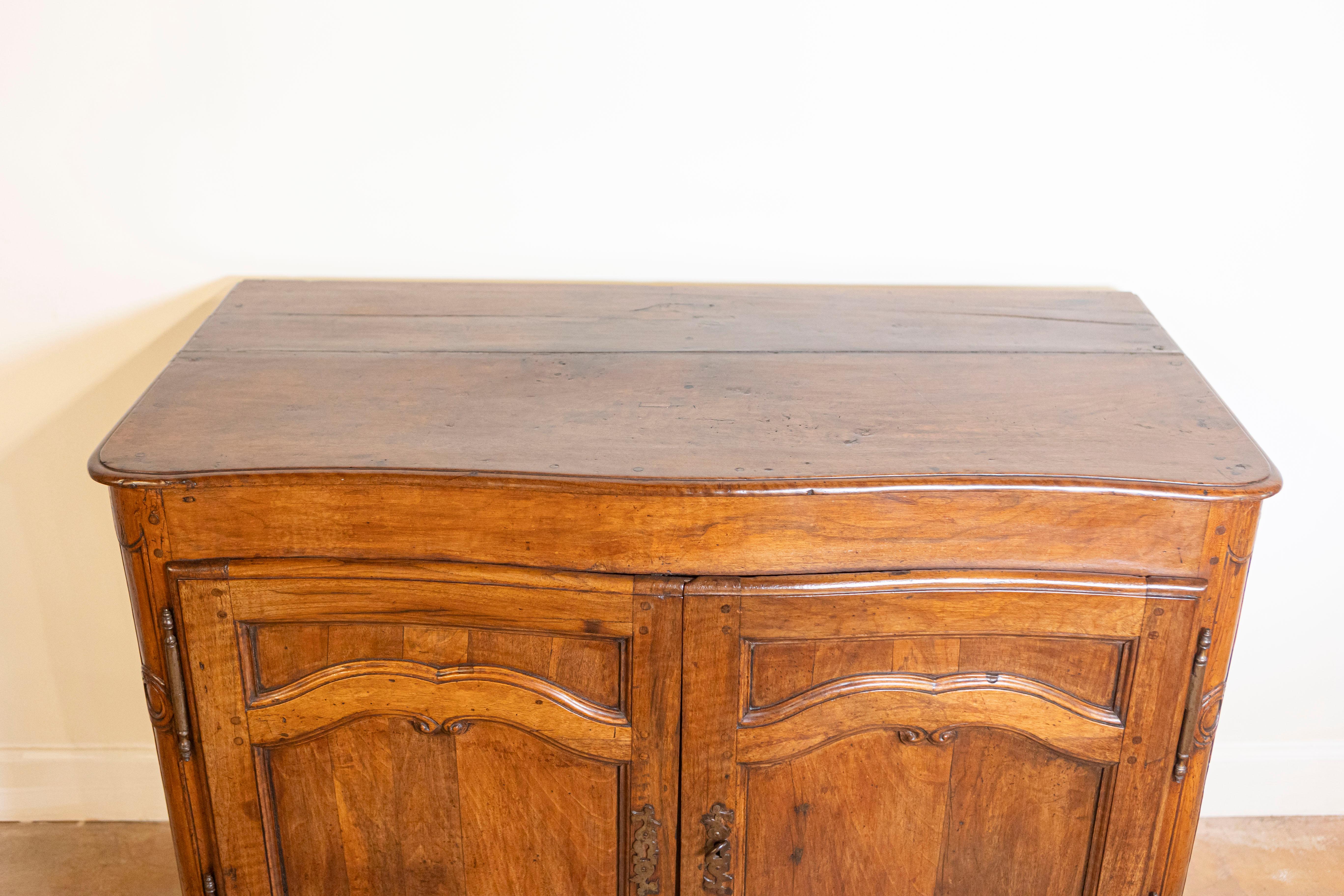 French 18th Century Louis XV Period Walnut Buffet with Carved Scrolling Motifs In Good Condition For Sale In Atlanta, GA