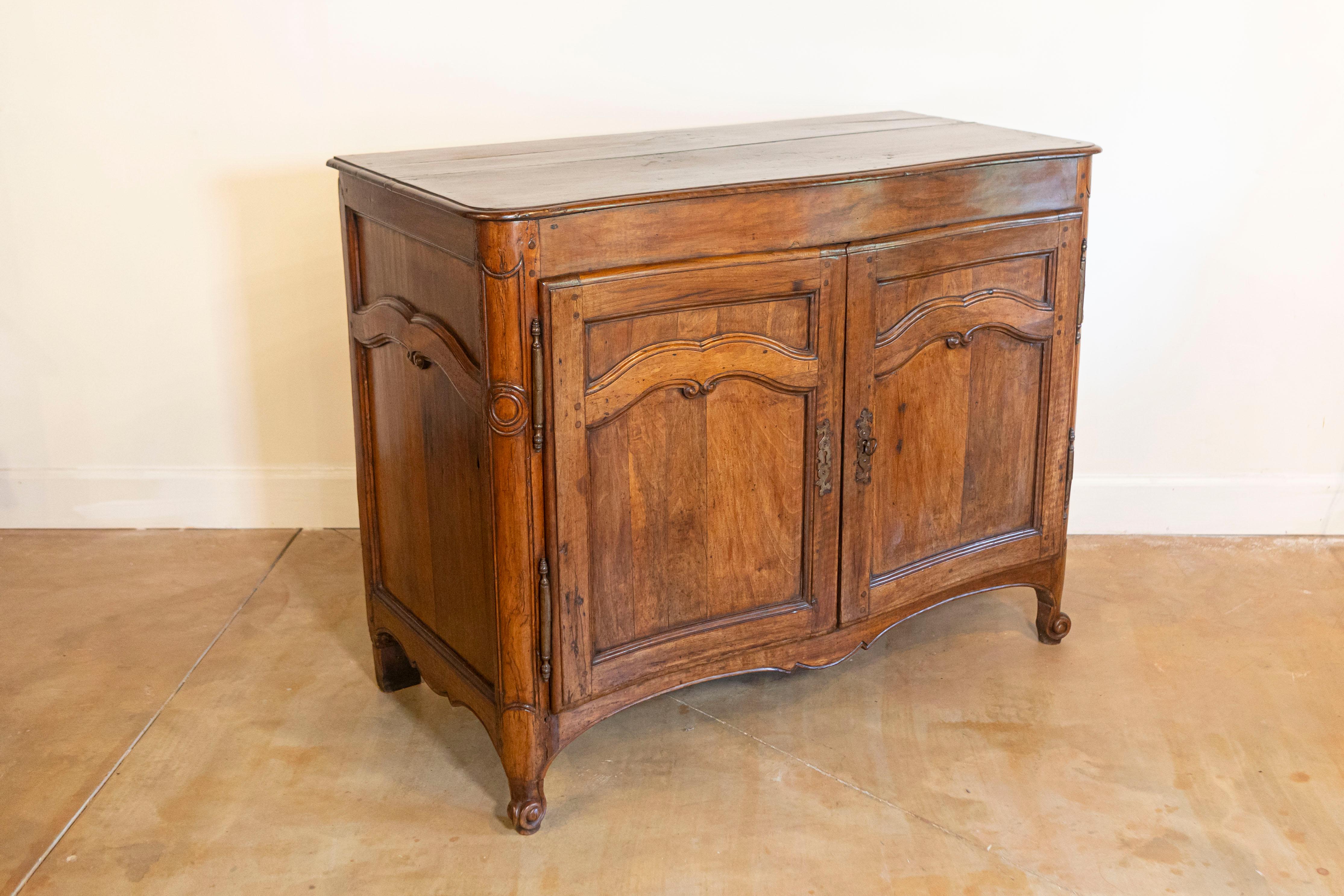 French 18th Century Louis XV Period Walnut Buffet with Carved Scrolling Motifs For Sale 1