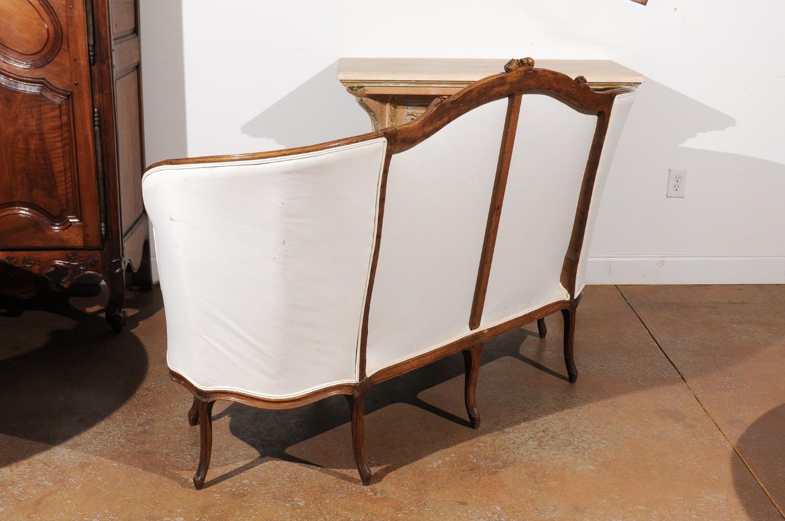 French 18th Century Louis XV Period Walnut Canapé from Lyon with Wraparound Back 1