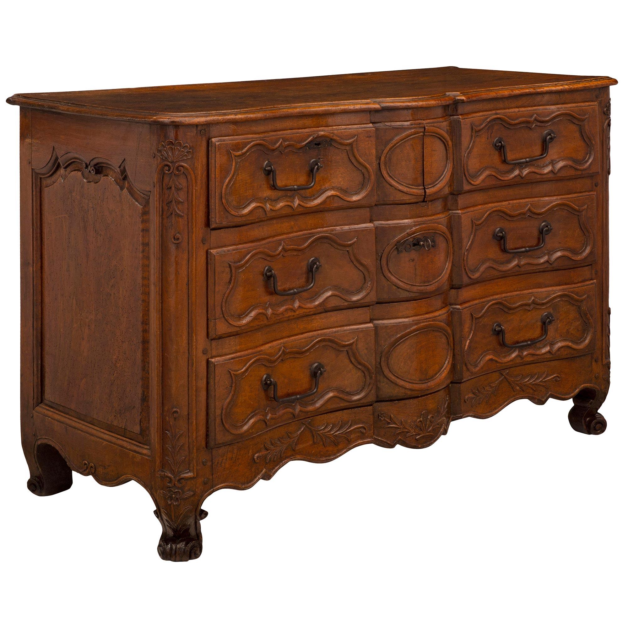 French 18th Century Louis XV Period Walnut Chest In Good Condition For Sale In West Palm Beach, FL