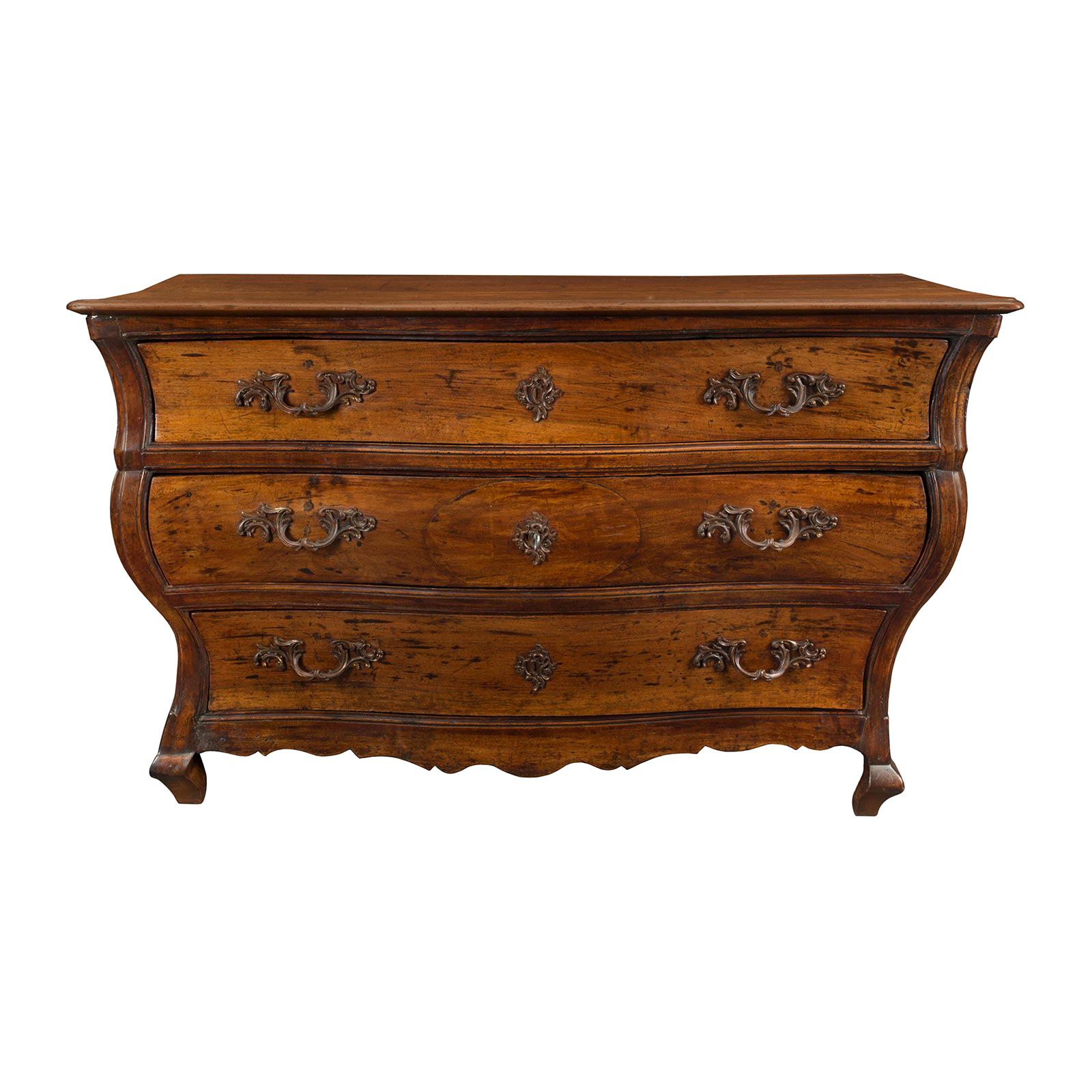 Commode Bordelaise in legno di noce del XVIII secolo, periodo Luigi XV.