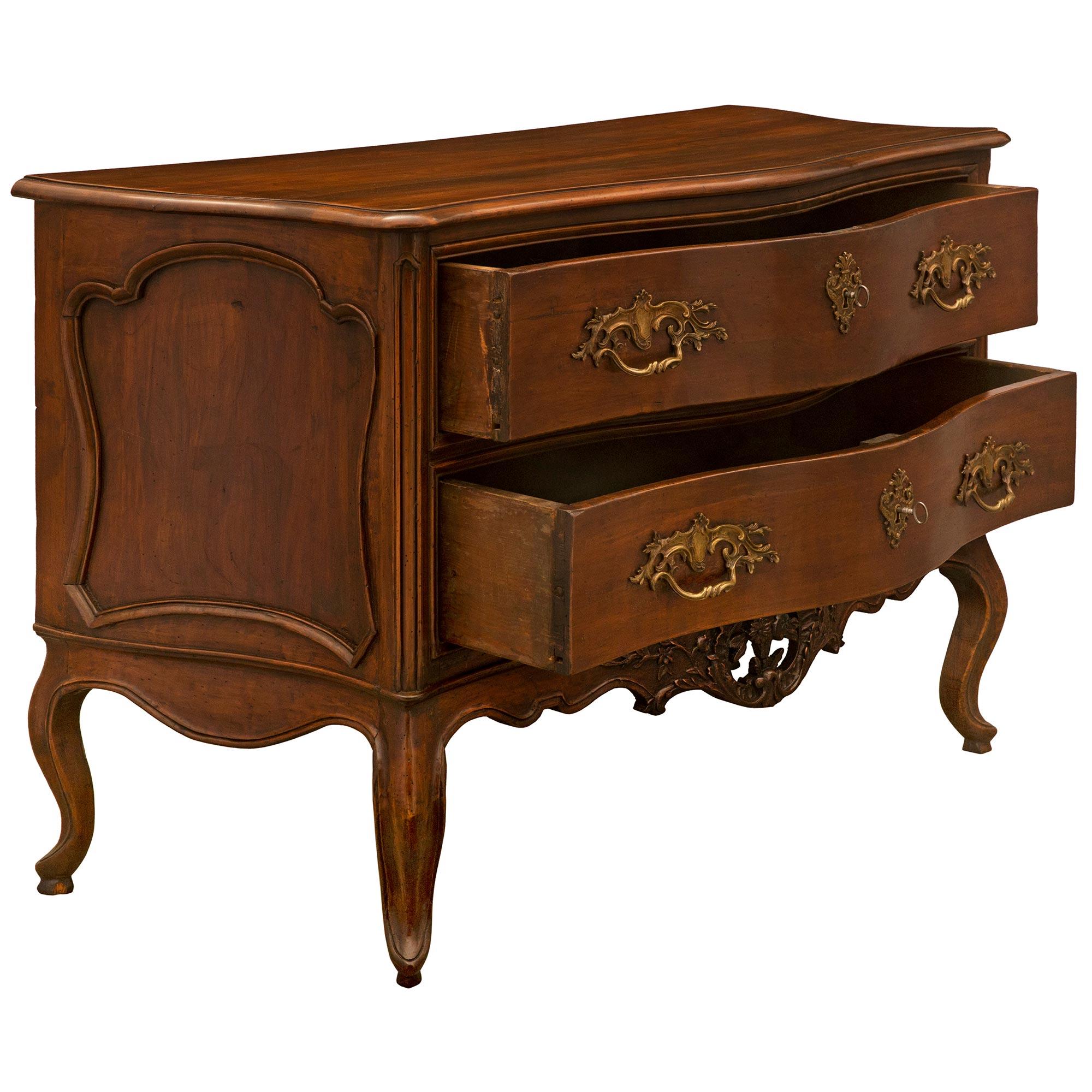 French 18th Century Louis XV Period Walnut Commode In Good Condition For Sale In West Palm Beach, FL