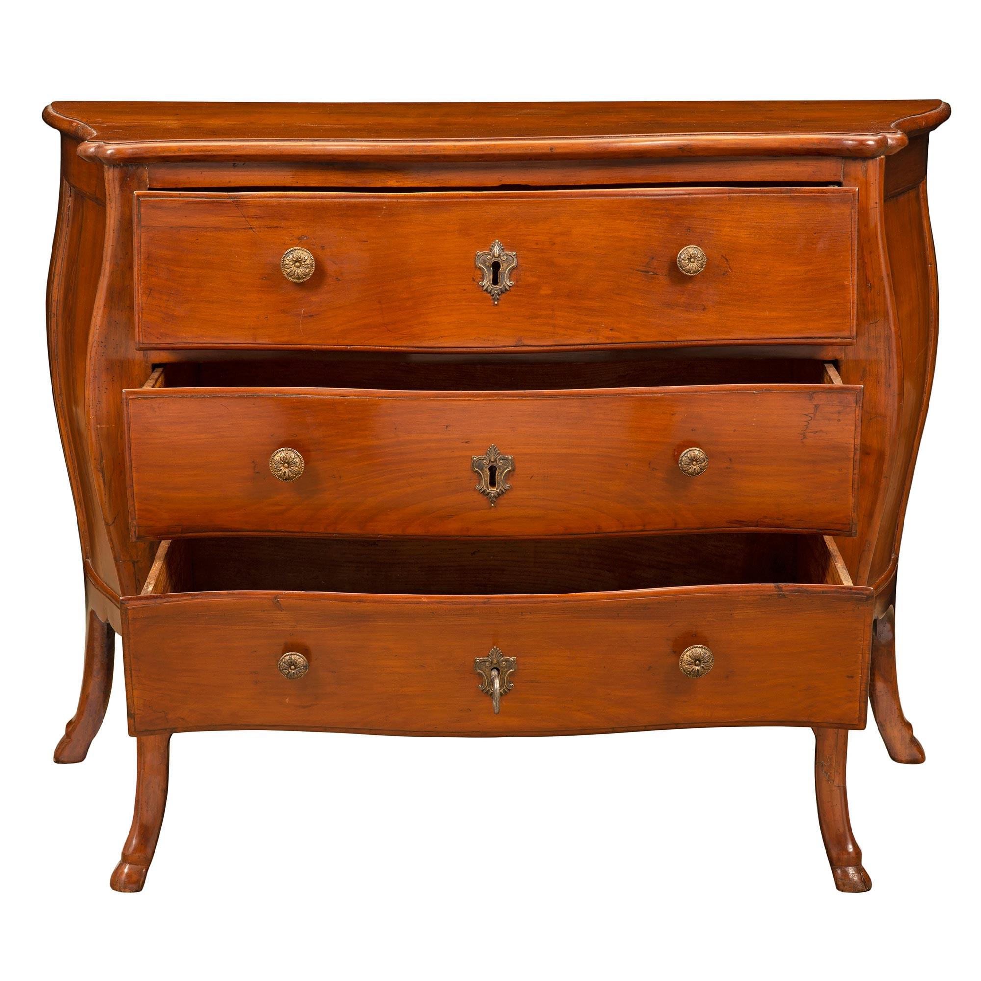 Francese Petite Commode Bordelaise francese del XVIII secolo, periodo Luigi XV, in legno di noce in vendita