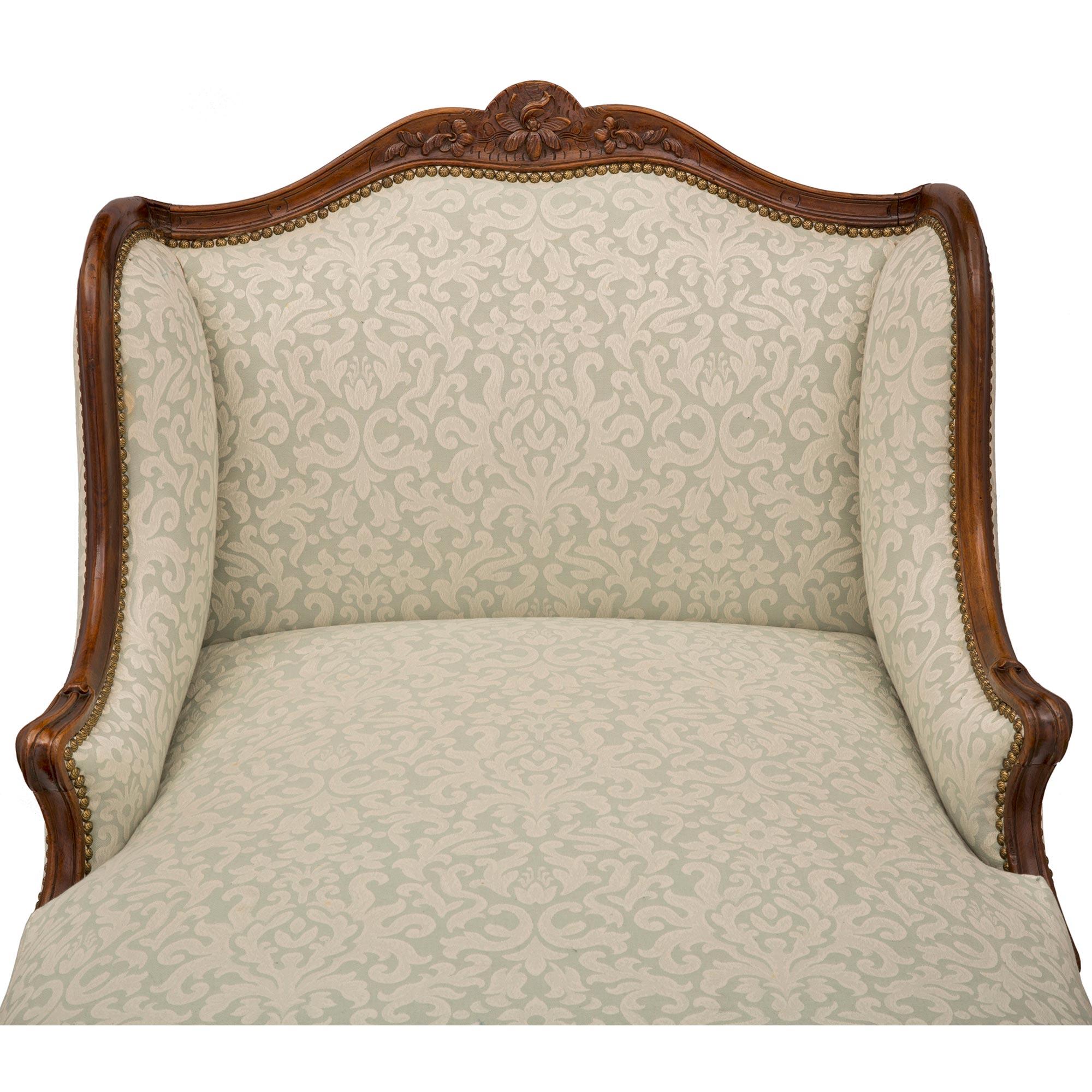 French 18th Century Louis XV Period Walnut Récamier Chaise Lounge In Good Condition For Sale In West Palm Beach, FL