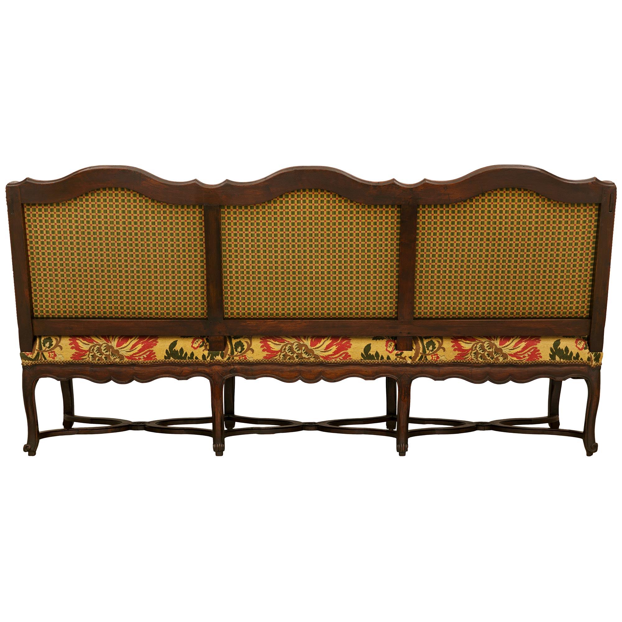 French 18th century Louis XV Period Walnut settee in vendita 3