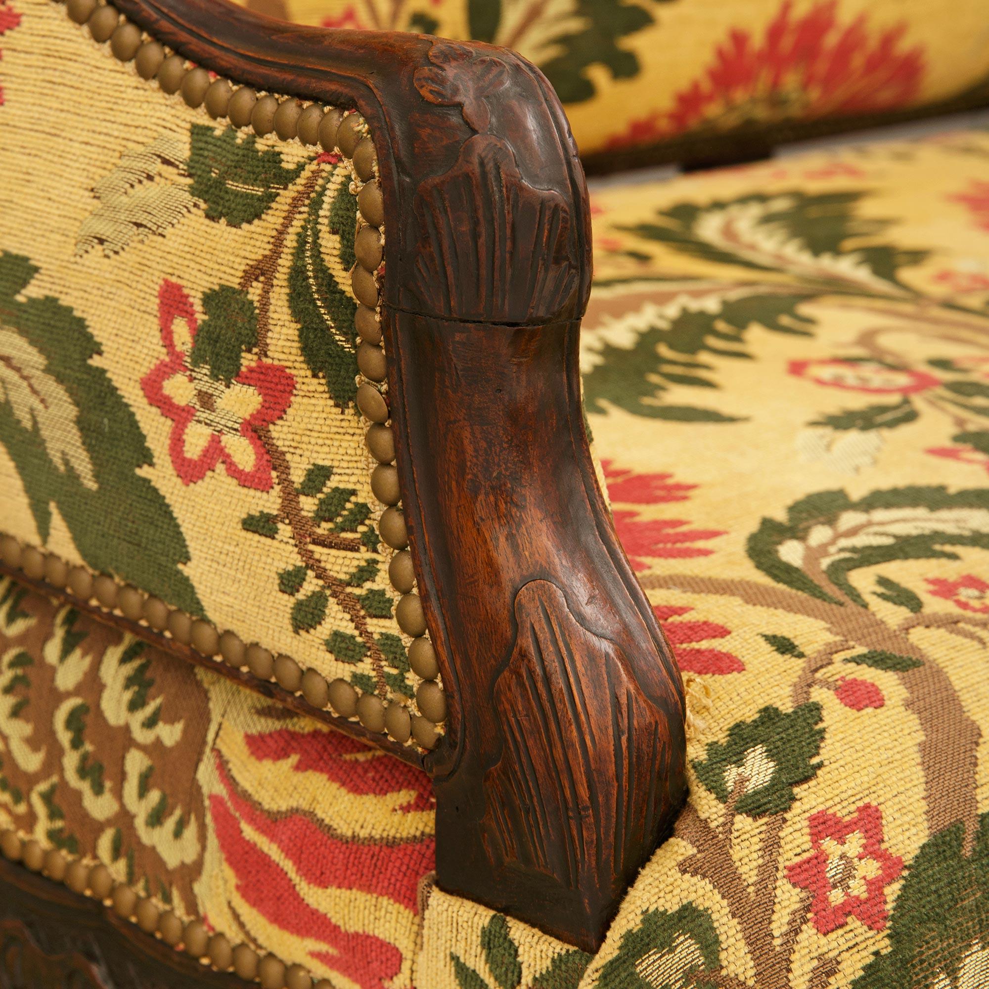 Fino al XVIII secolo French 18th century Louis XV Period Walnut settee in vendita