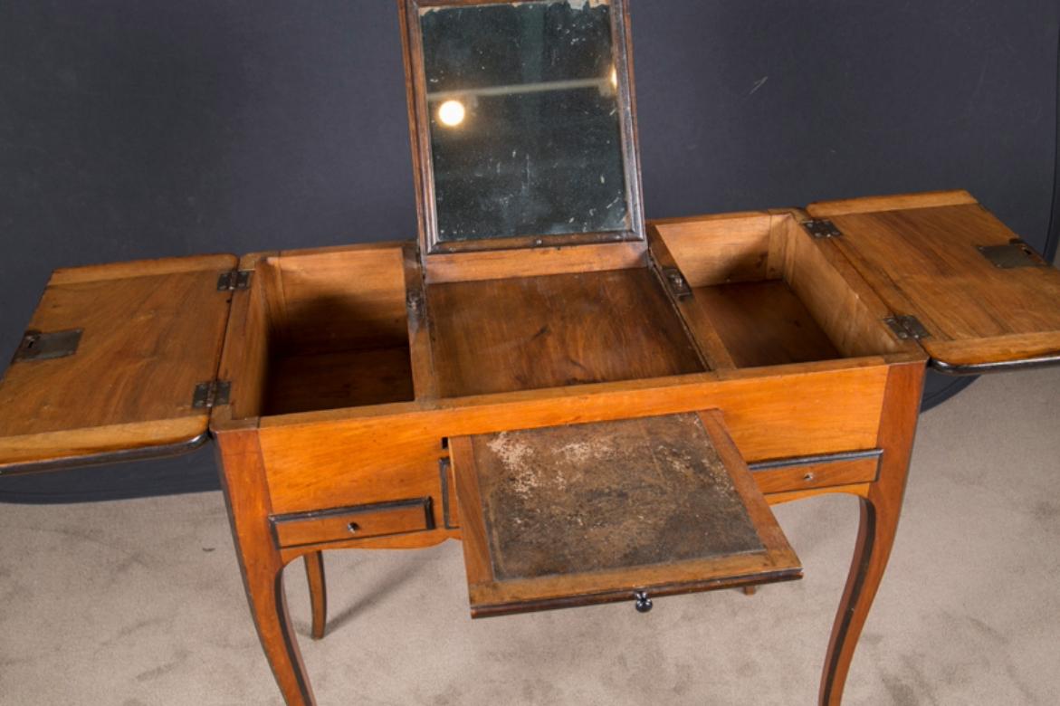 Cette superbe poudreuse d'époque Louis XV, réalisée par 