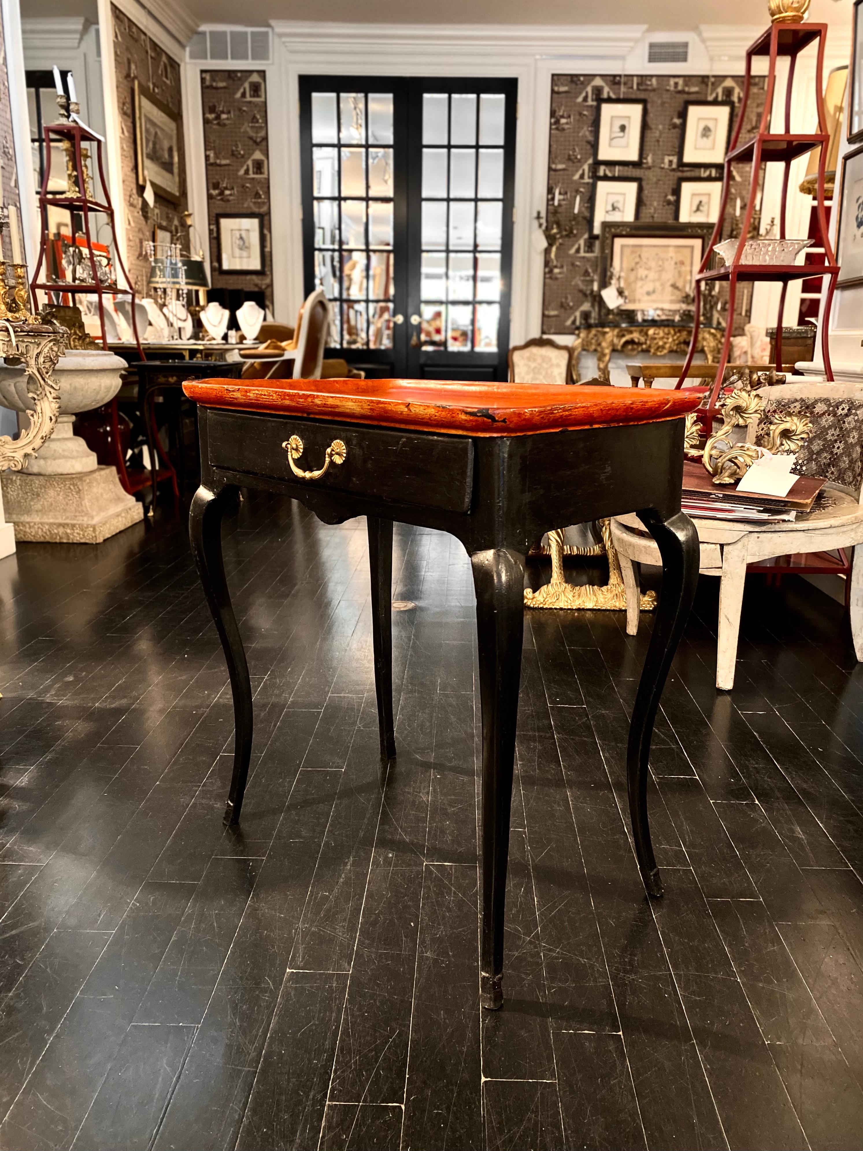 Français Table à plateau provençale Louis XV du 18ème siècle en vente