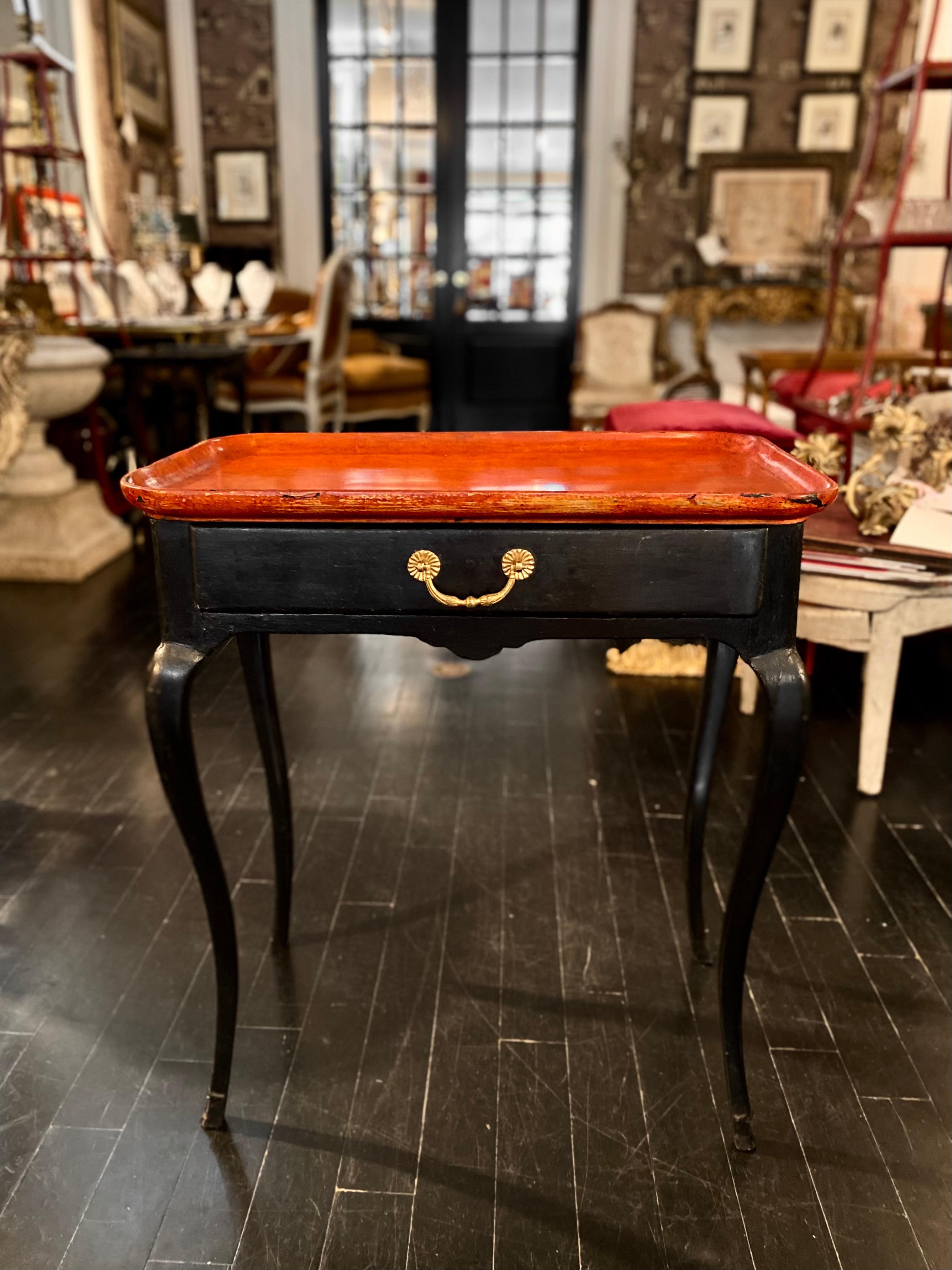 Noirci Table à plateau provençale Louis XV du 18ème siècle en vente