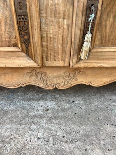 Französisches zweitüriges Buffet im Louis-XV-Stil aus der Provinz aus dem 18. Jahrhundert, gebleichtes Nussbaumholz