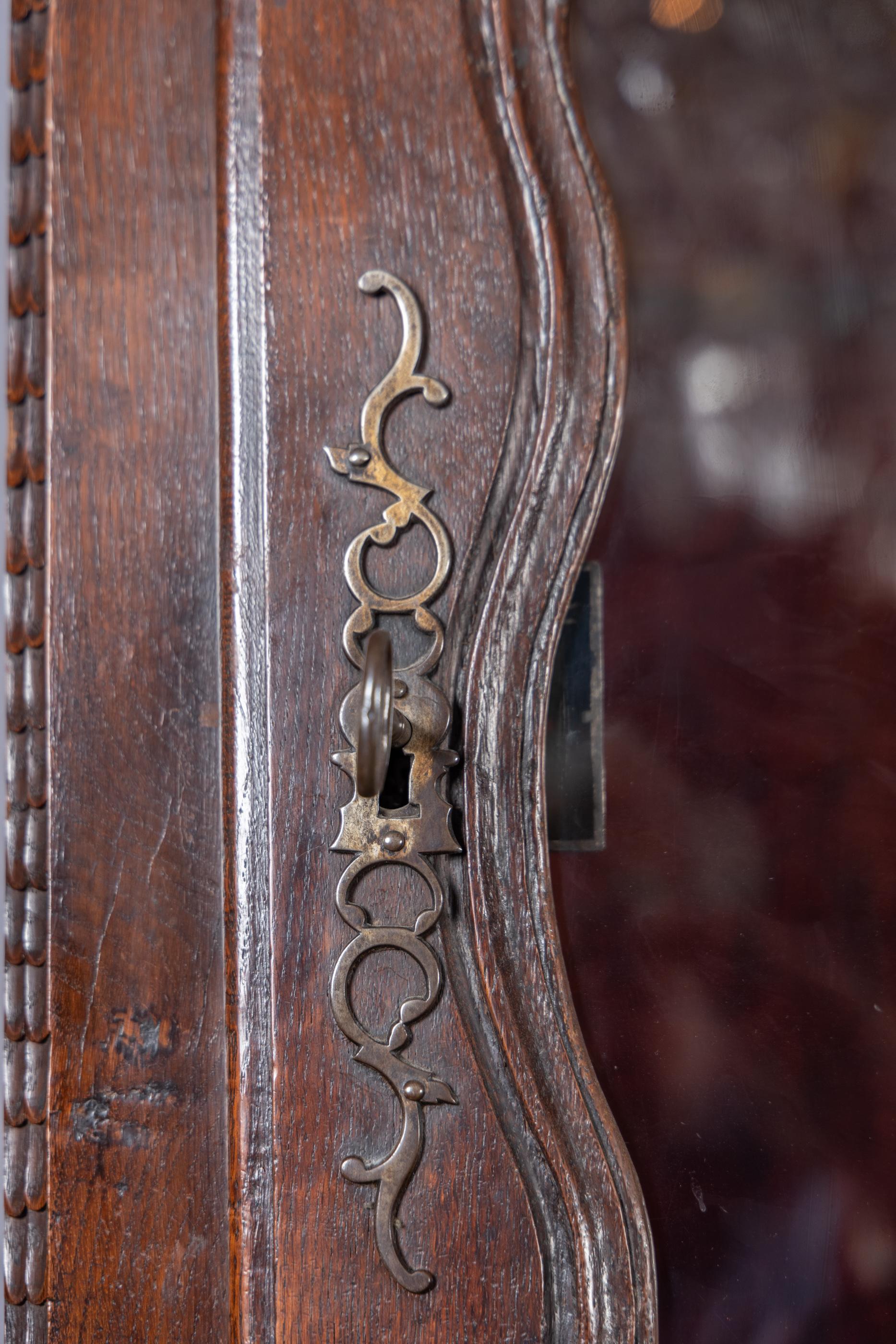 Francese Gabinetto francese del XVIII secolo Luigi XV riccamente intagliato in Oak in vendita