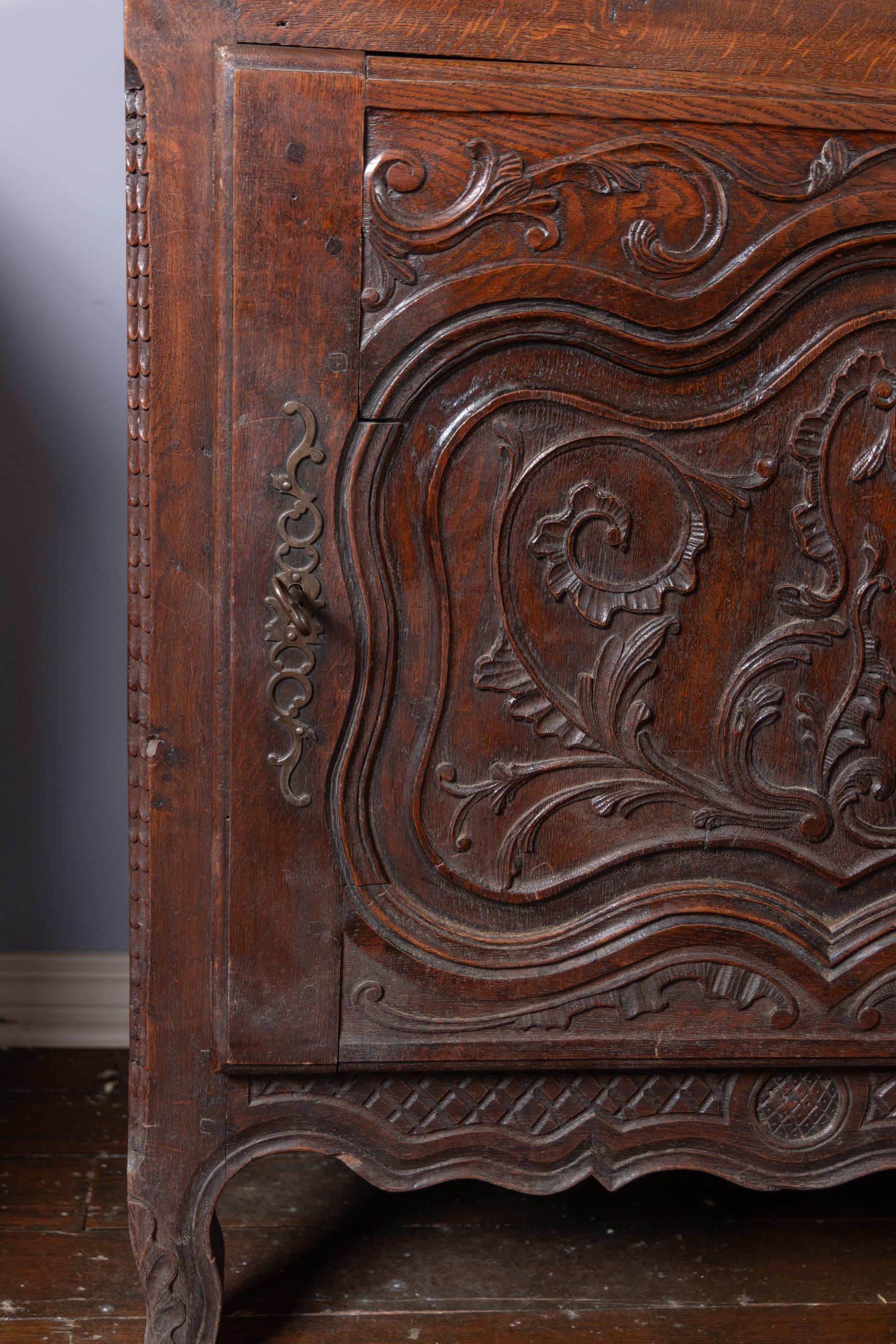Gabinetto francese del XVIII secolo Luigi XV riccamente intagliato in Oak In condizioni buone in vendita a New Orleans, LA