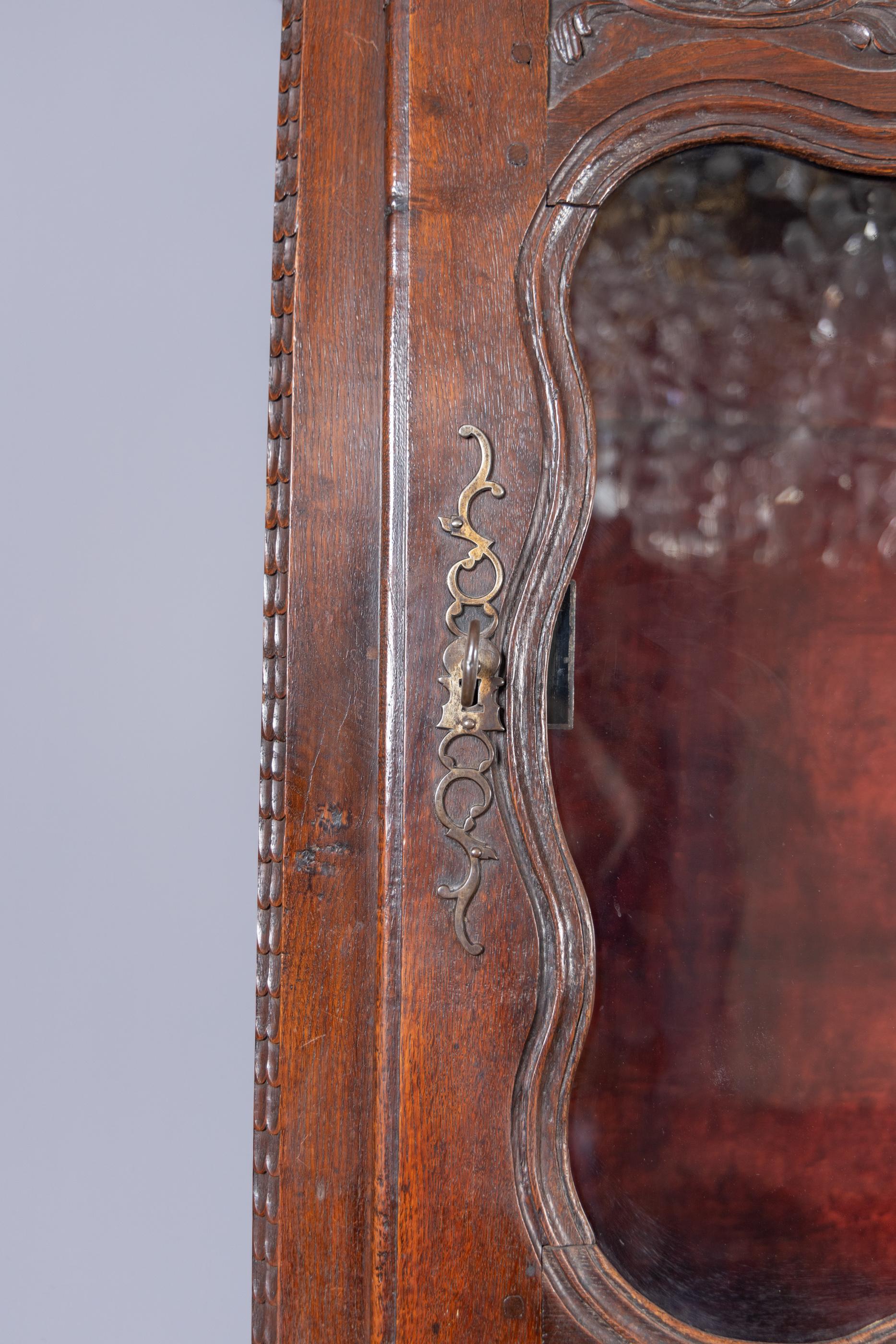 Fino al XVIII secolo Gabinetto francese del XVIII secolo Luigi XV riccamente intagliato in Oak in vendita