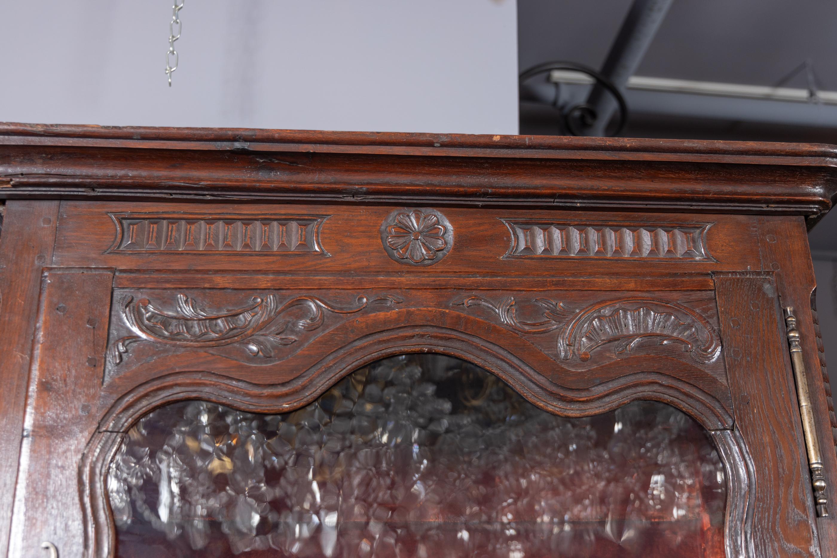 Quercia Gabinetto francese del XVIII secolo Luigi XV riccamente intagliato in Oak in vendita