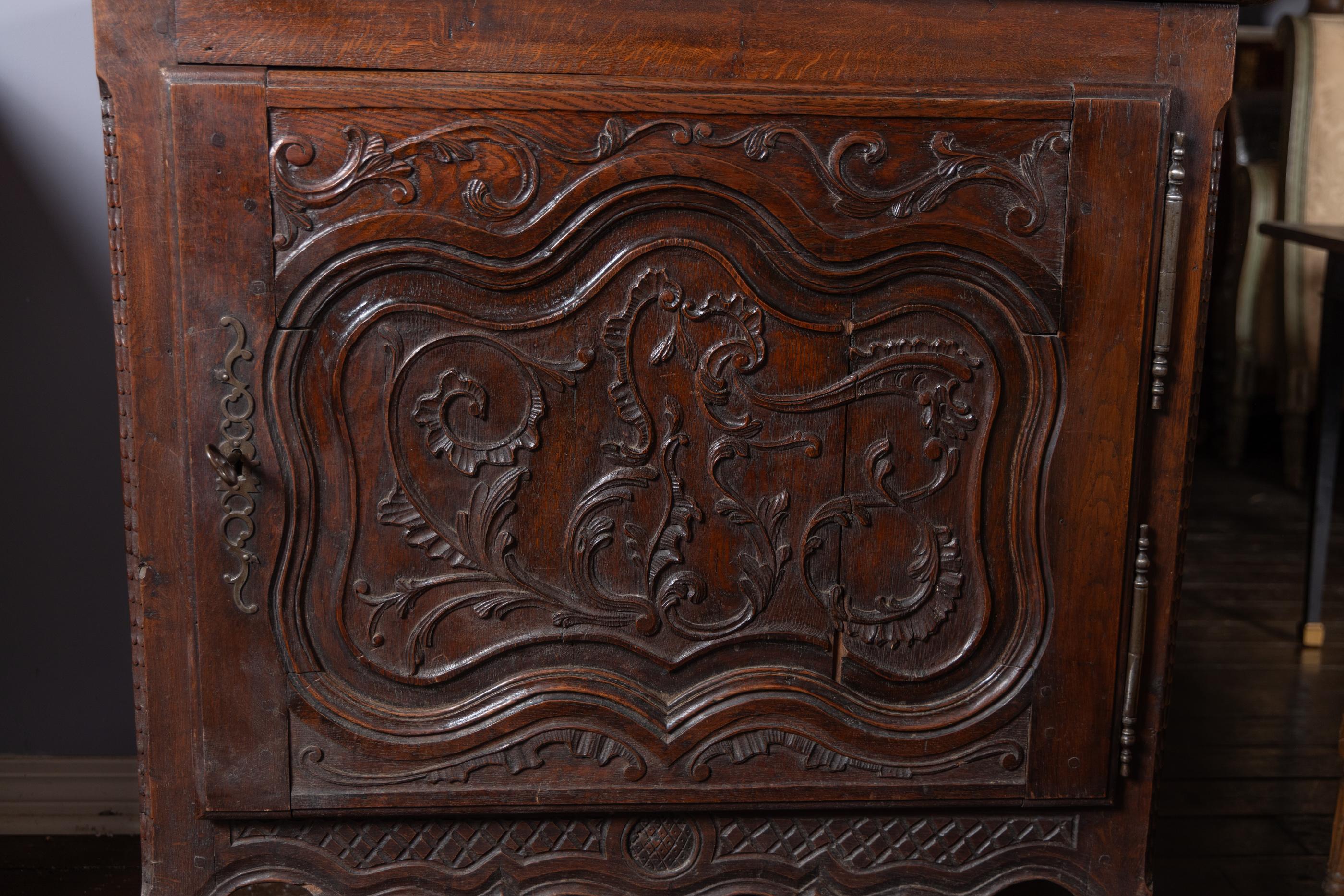 Gabinetto francese del XVIII secolo Luigi XV riccamente intagliato in Oak in vendita 1