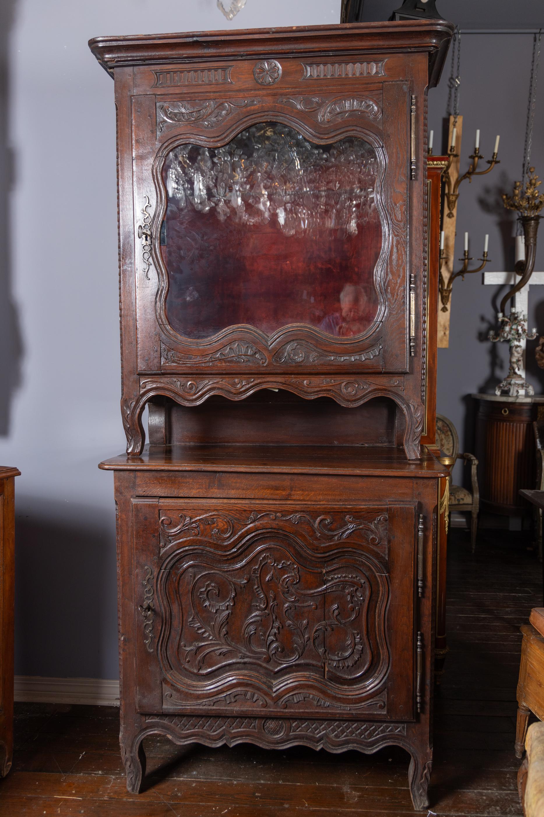 Gabinetto francese del XVIII secolo Luigi XV riccamente intagliato in Oak in vendita 2