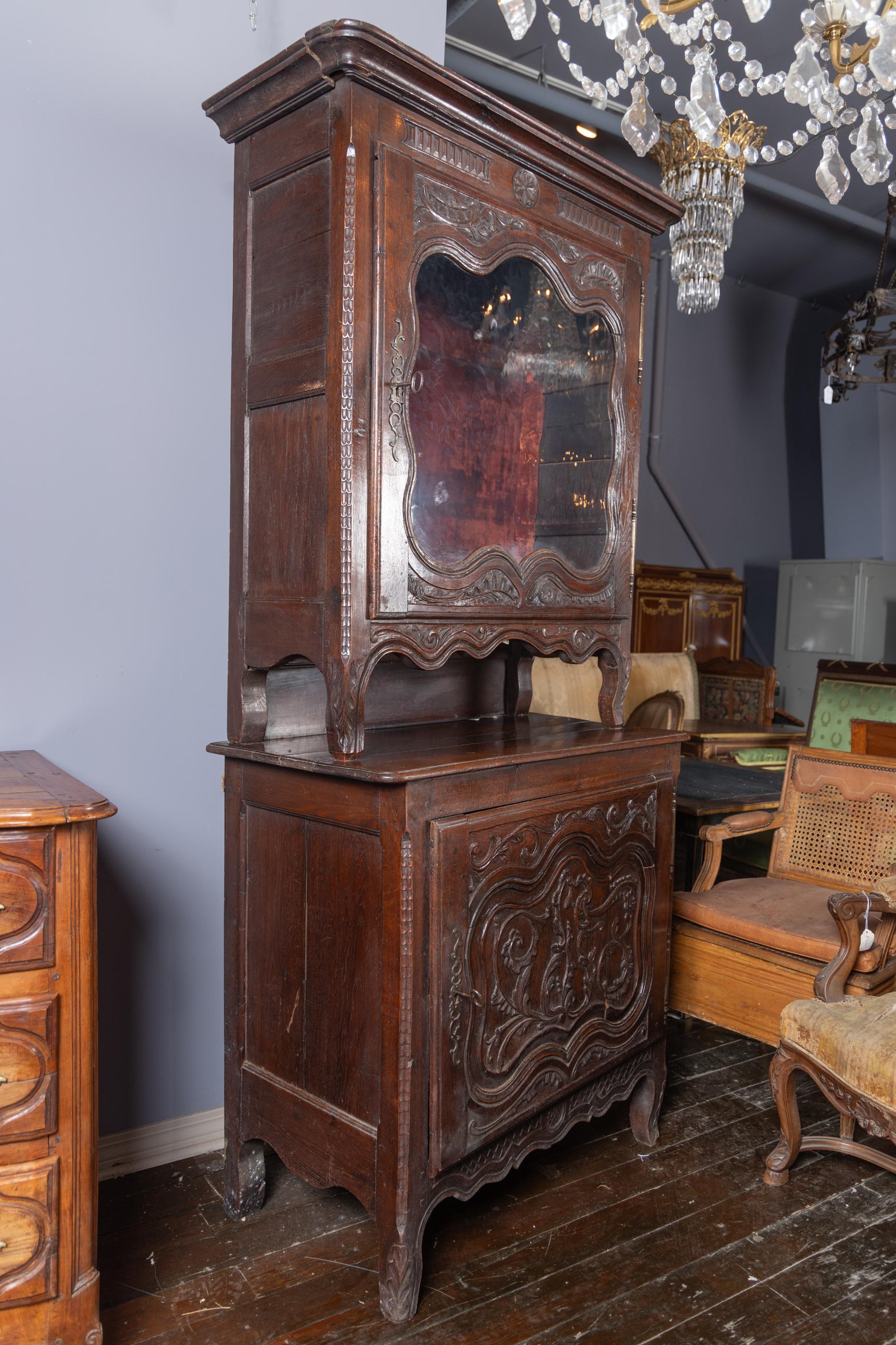 Gabinetto francese del XVIII secolo Luigi XV riccamente intagliato in Oak in vendita 3