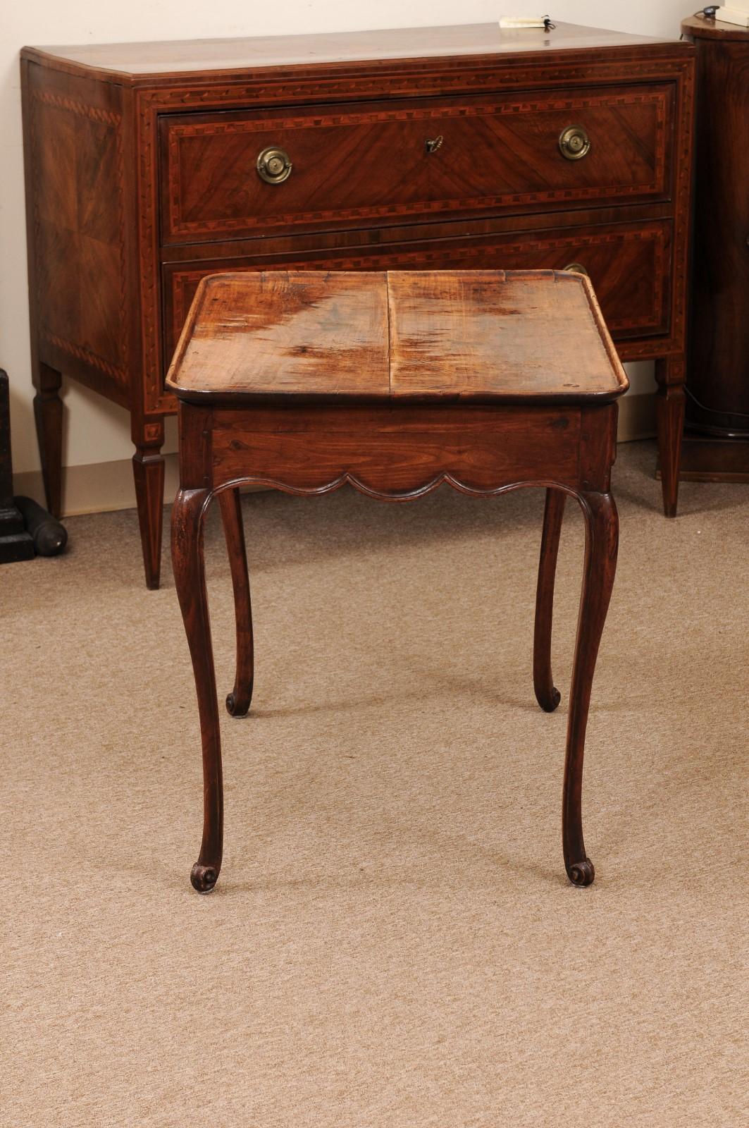 French 18th Century Louis XV Side Table with Dish Top, drawer & Cabriole Legs 4