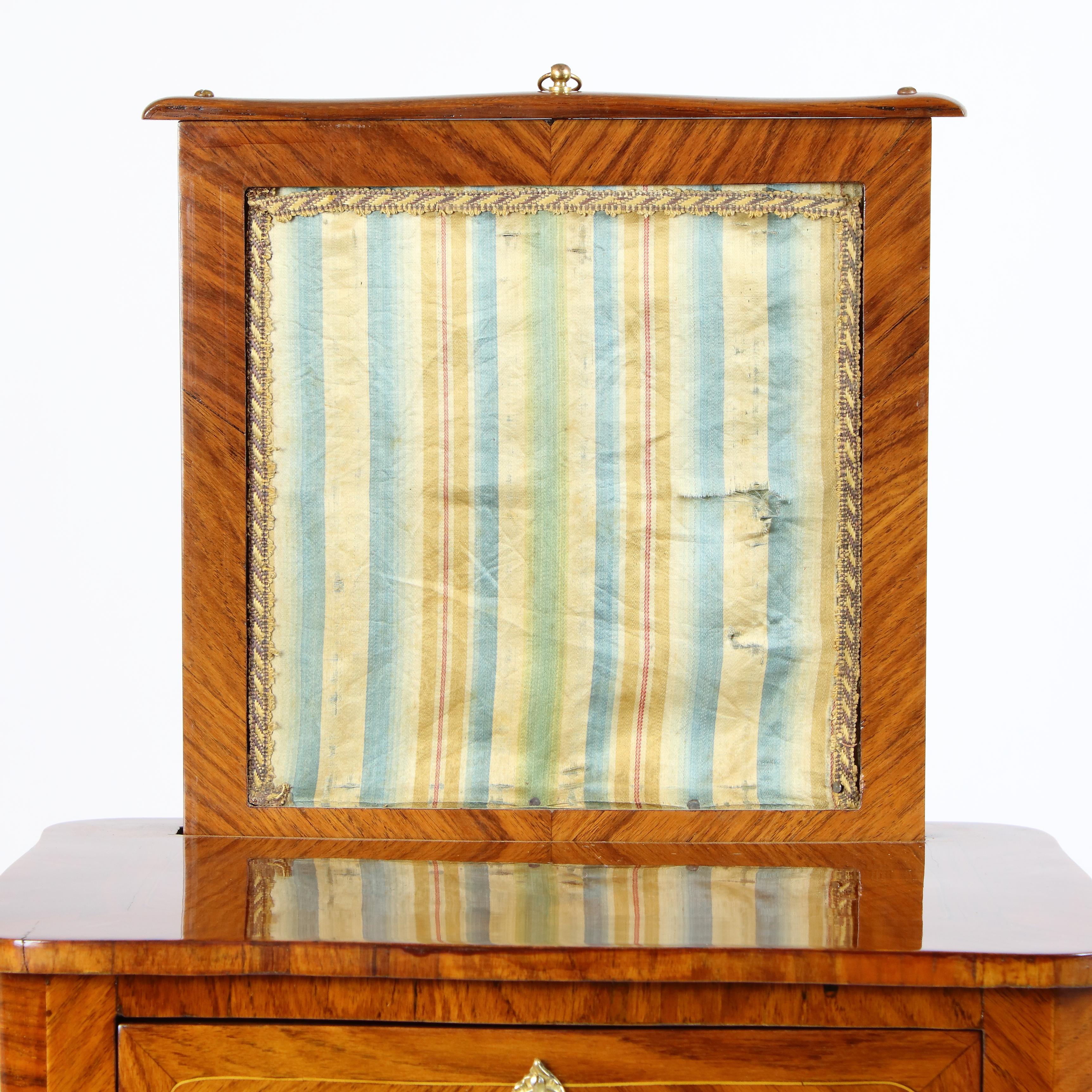 Petite table d'appoint Louis XV du 18me sicle en marqueterie avec cran en soie en vente 4