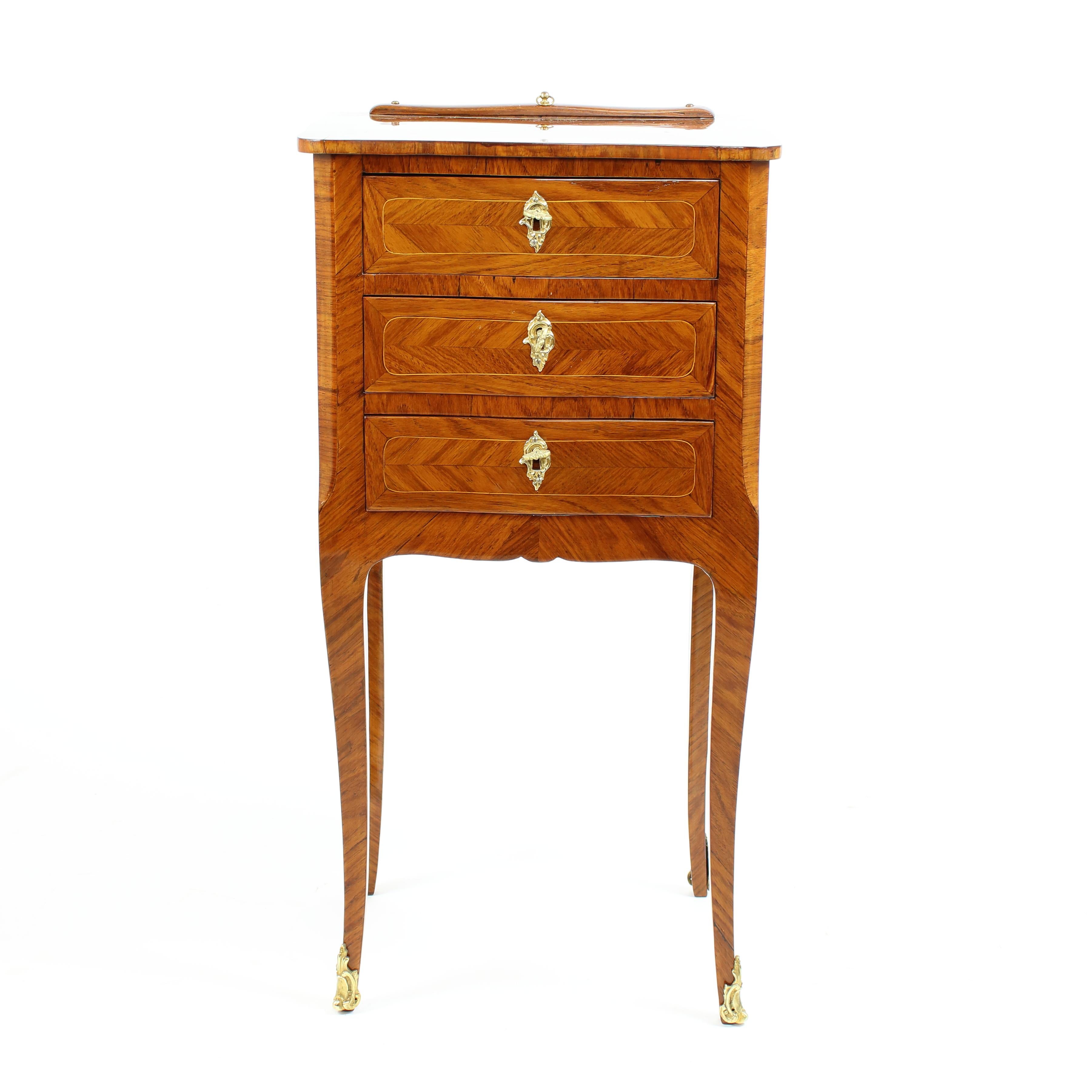 French 18th Century Louis XV Small Marquetry Side Table with Silk Screen In Good Condition For Sale In Berlin, DE