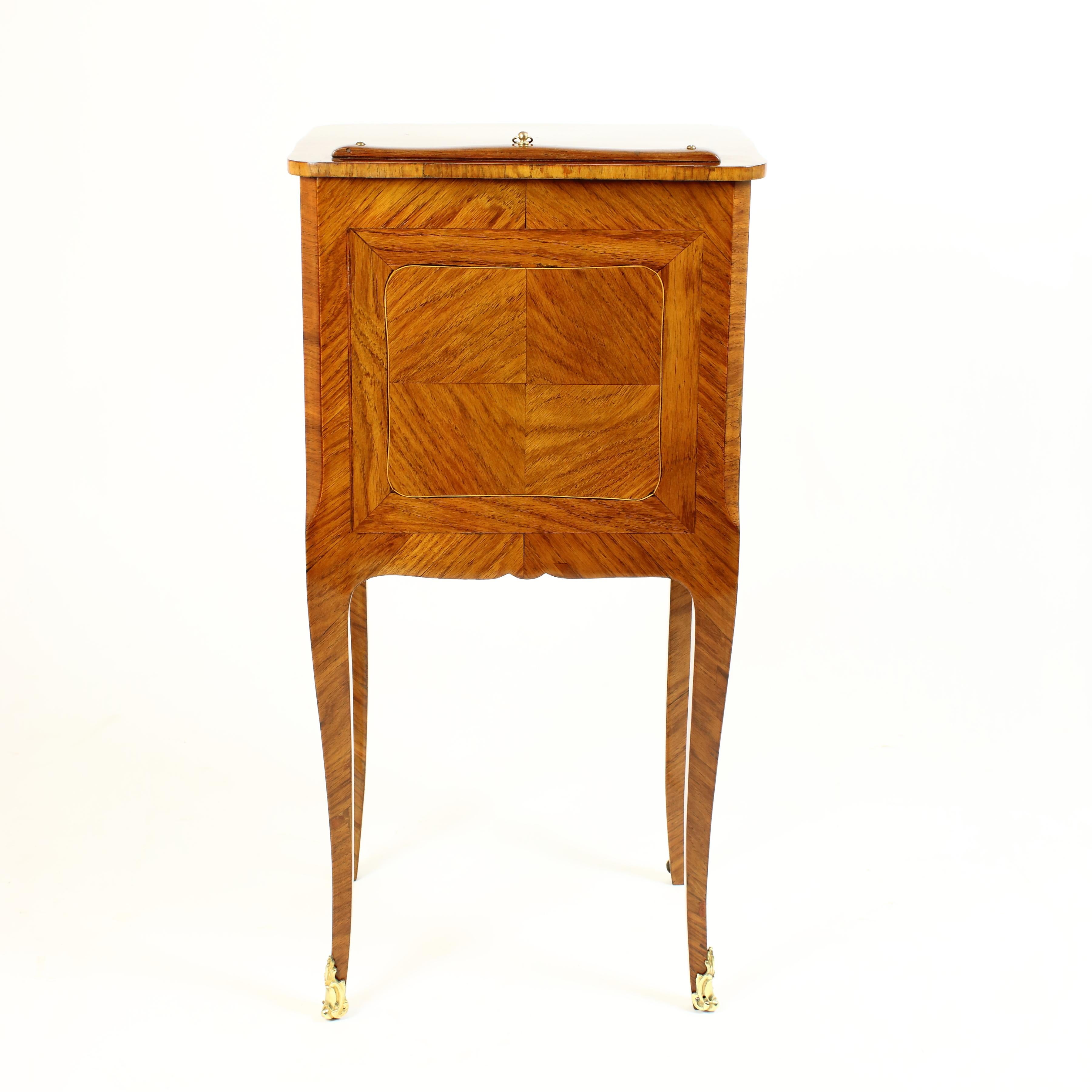 Bronze Petite table d'appoint Louis XV du 18me sicle en marqueterie avec cran en soie en vente