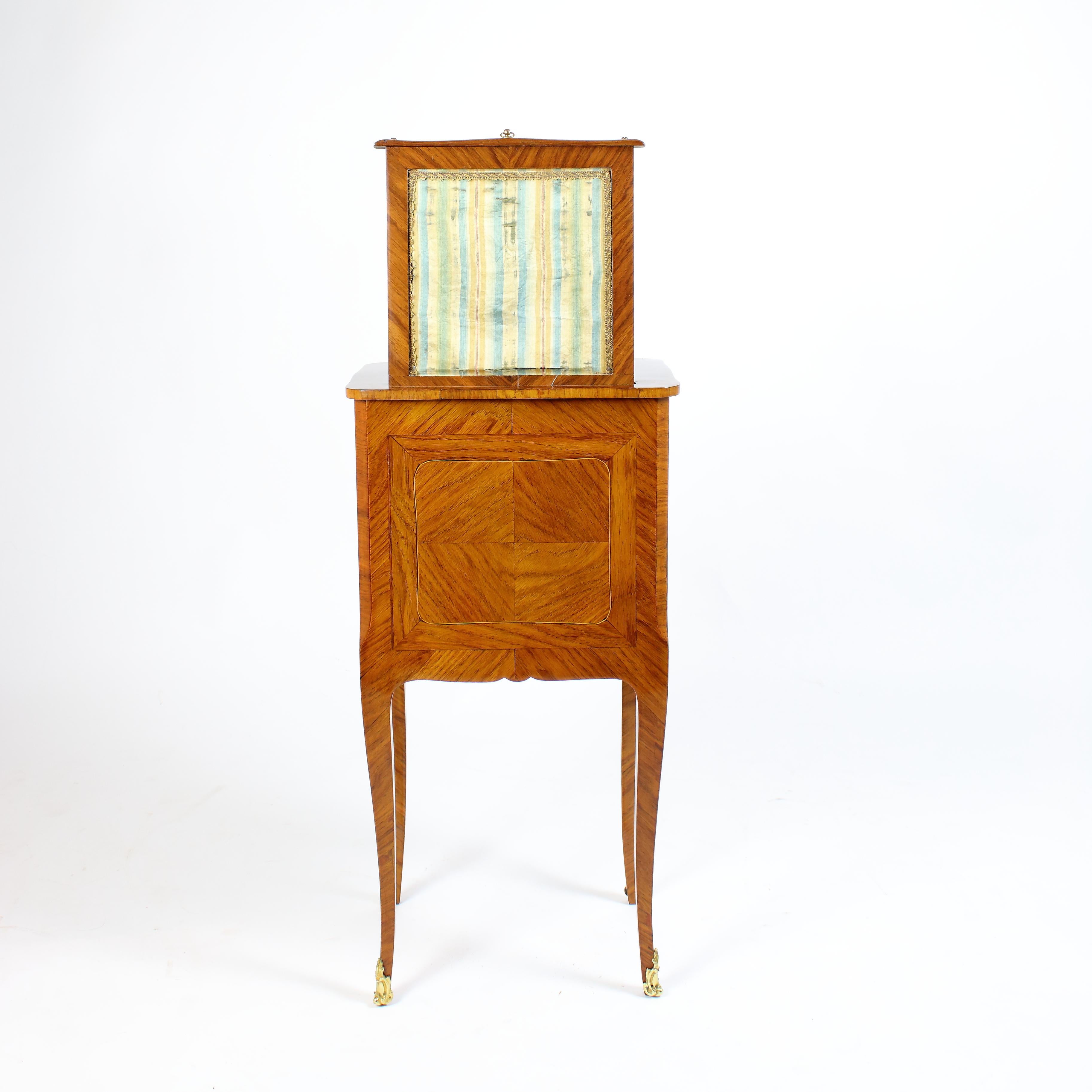 Petite table d'appoint Louis XV du 18me sicle en marqueterie avec cran en soie en vente 1
