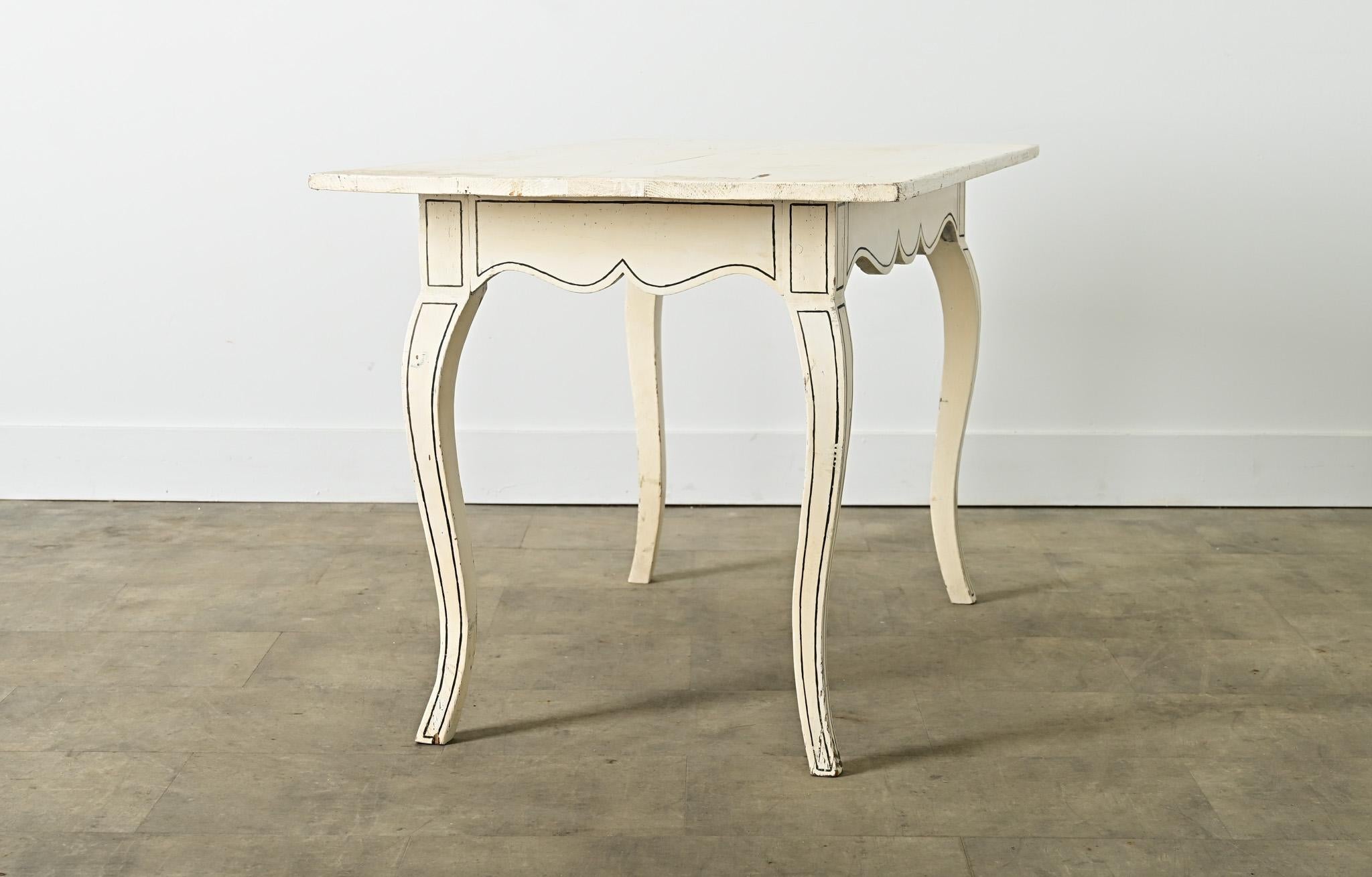 Bureau peint de style Louis XV du 18ème siècle en vente 5