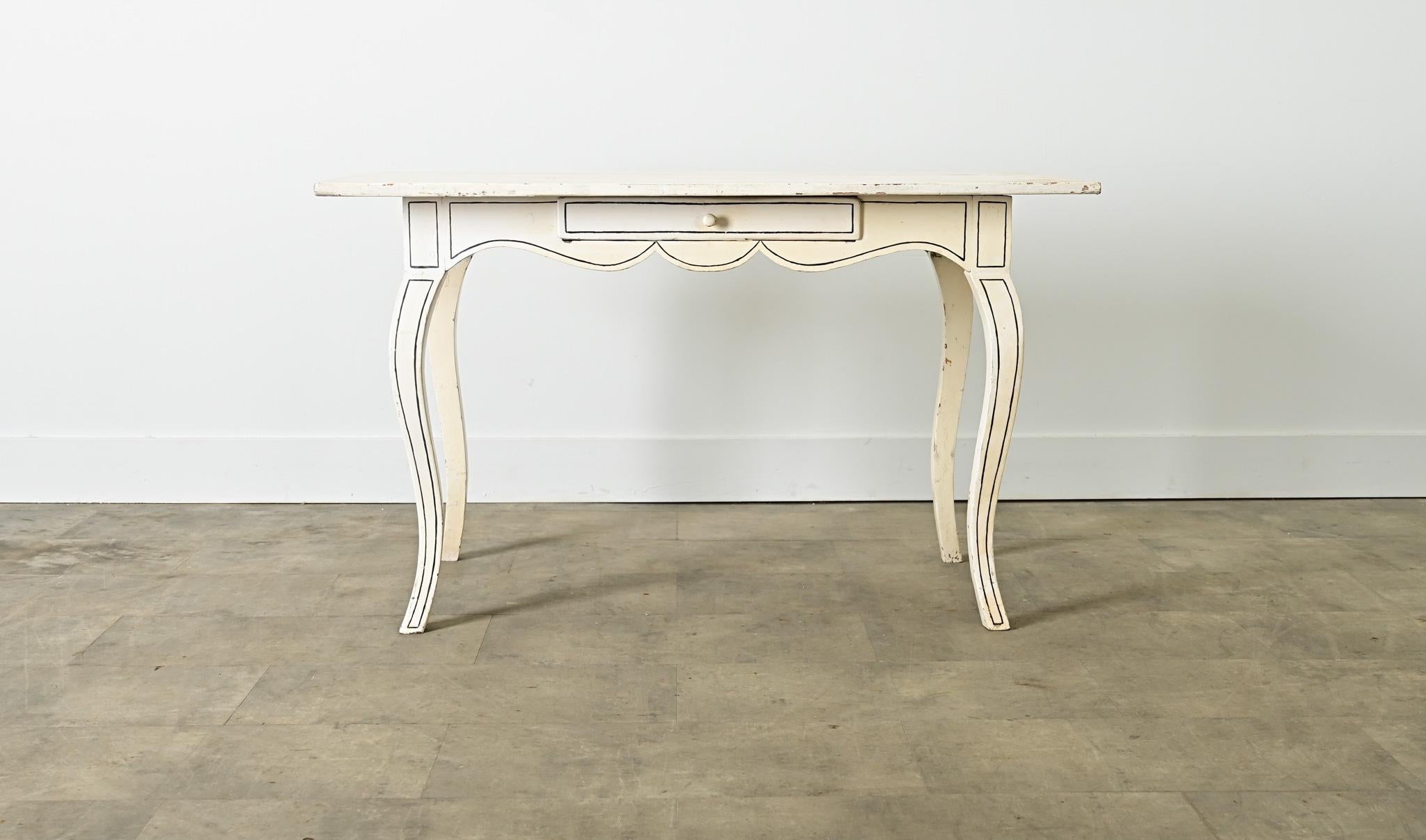 Cet archétype de bureau de style Louis XV du XVIIIe siècle a été remis au goût du jour au XXe siècle : la construction en pin a été badigeonnée de peinture blanche et de rayures noires pour accentuer les éléments classiques de la silhouette