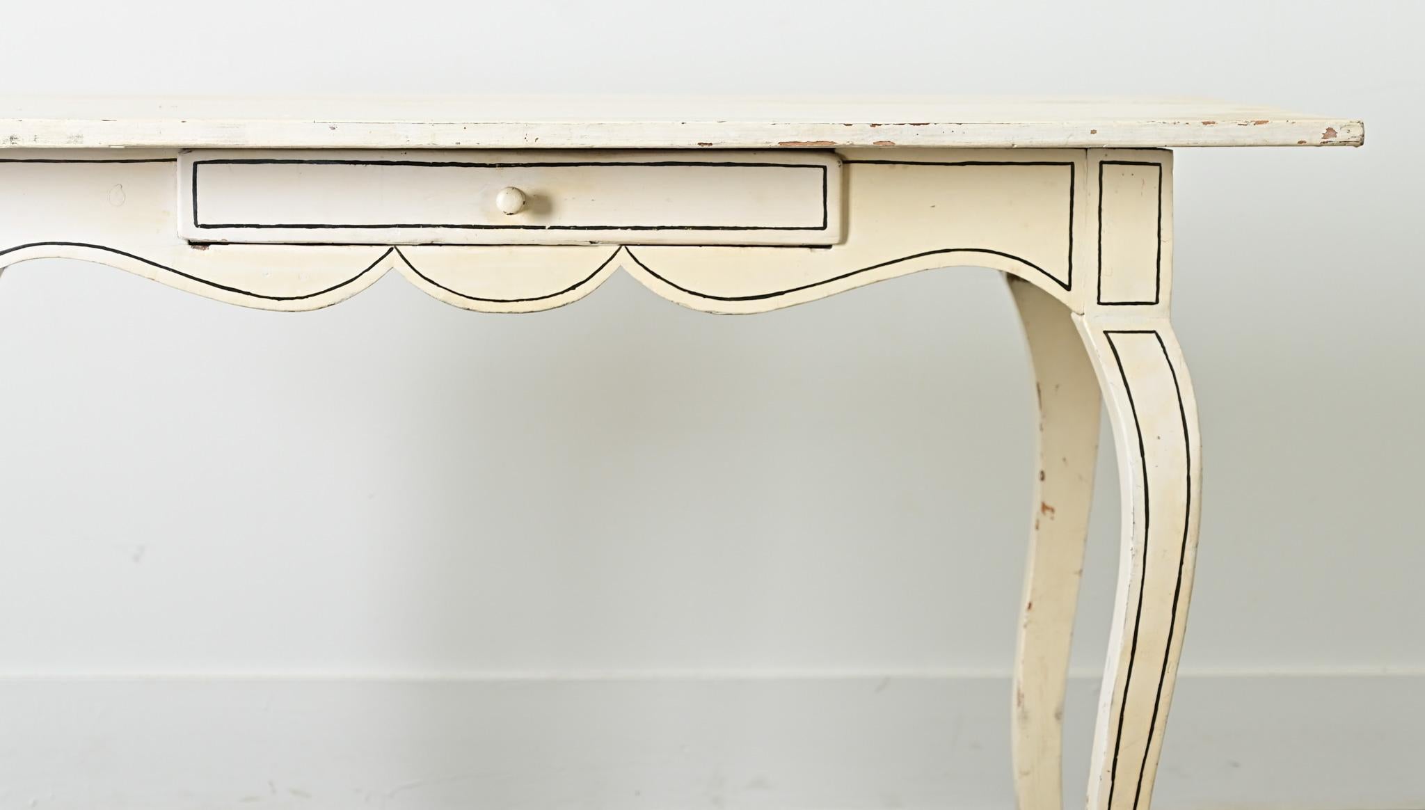 Français Bureau peint de style Louis XV du 18ème siècle en vente