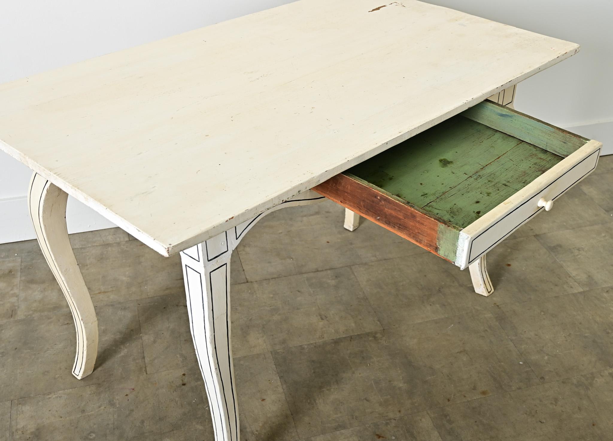 Bureau peint de style Louis XV du 18ème siècle Bon état - En vente à Baton Rouge, LA