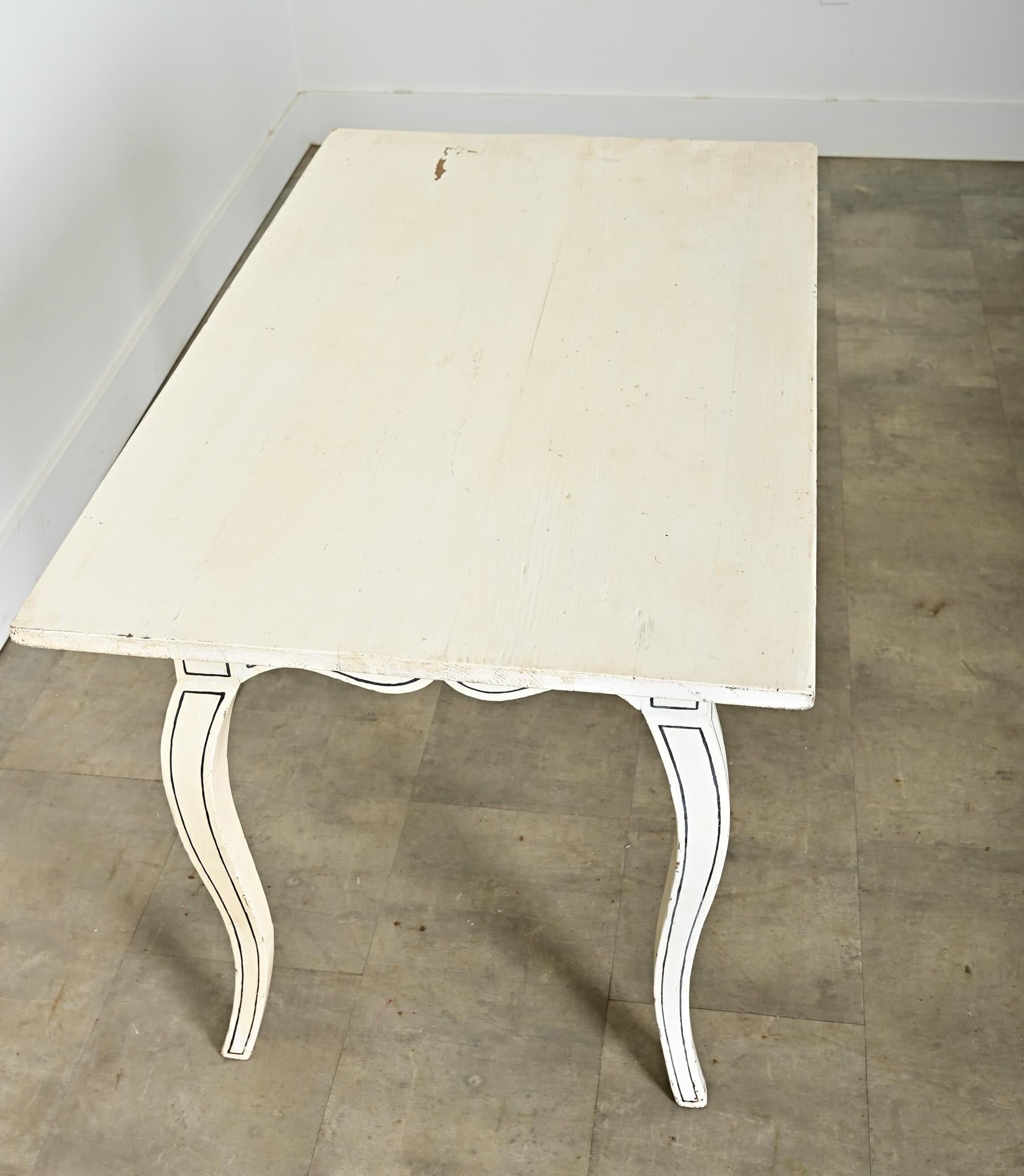 Bureau peint de style Louis XV du 18ème siècle en vente 1
