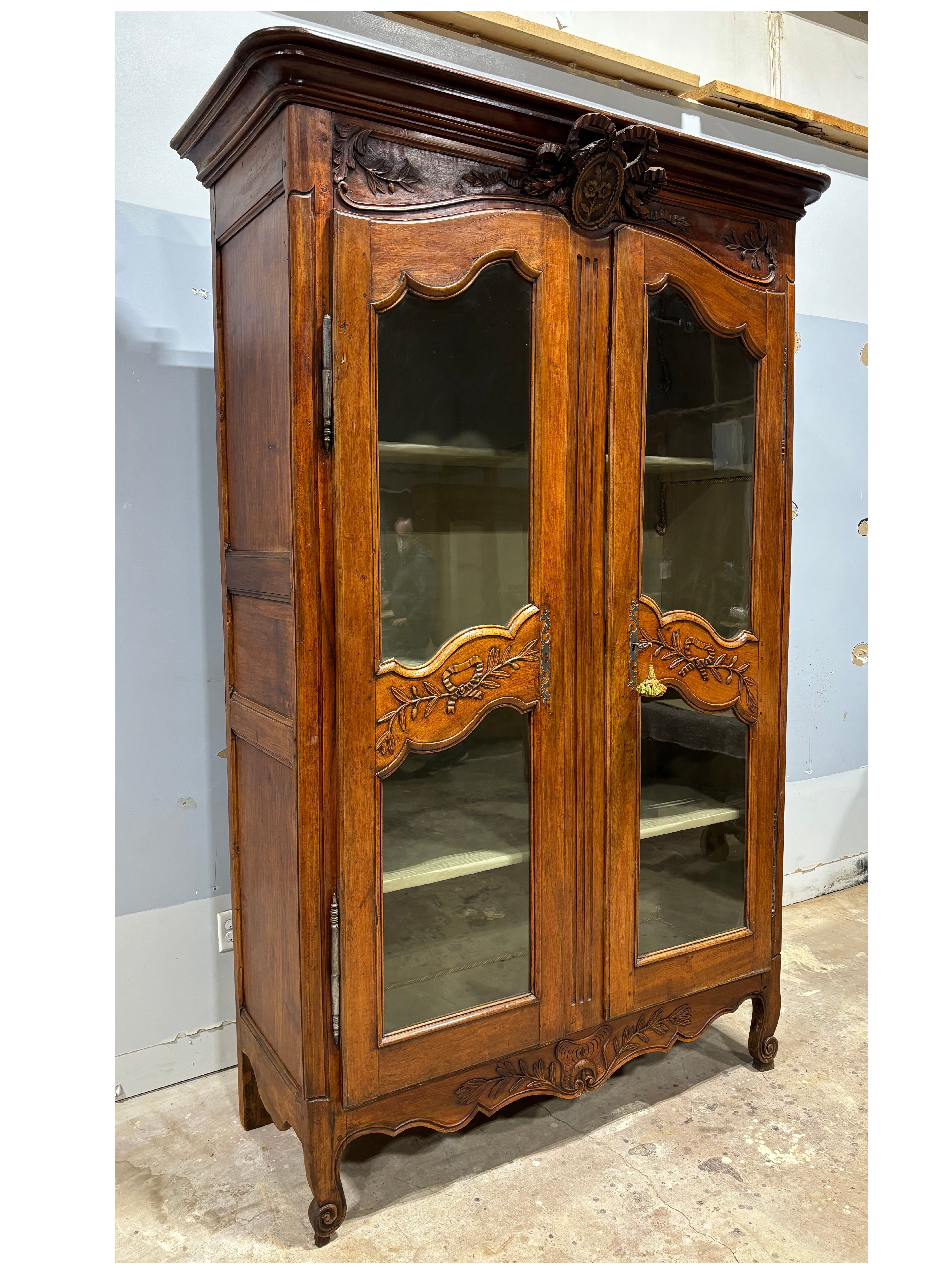 French 18th Century Louis XV Vitrine For Sale 8
