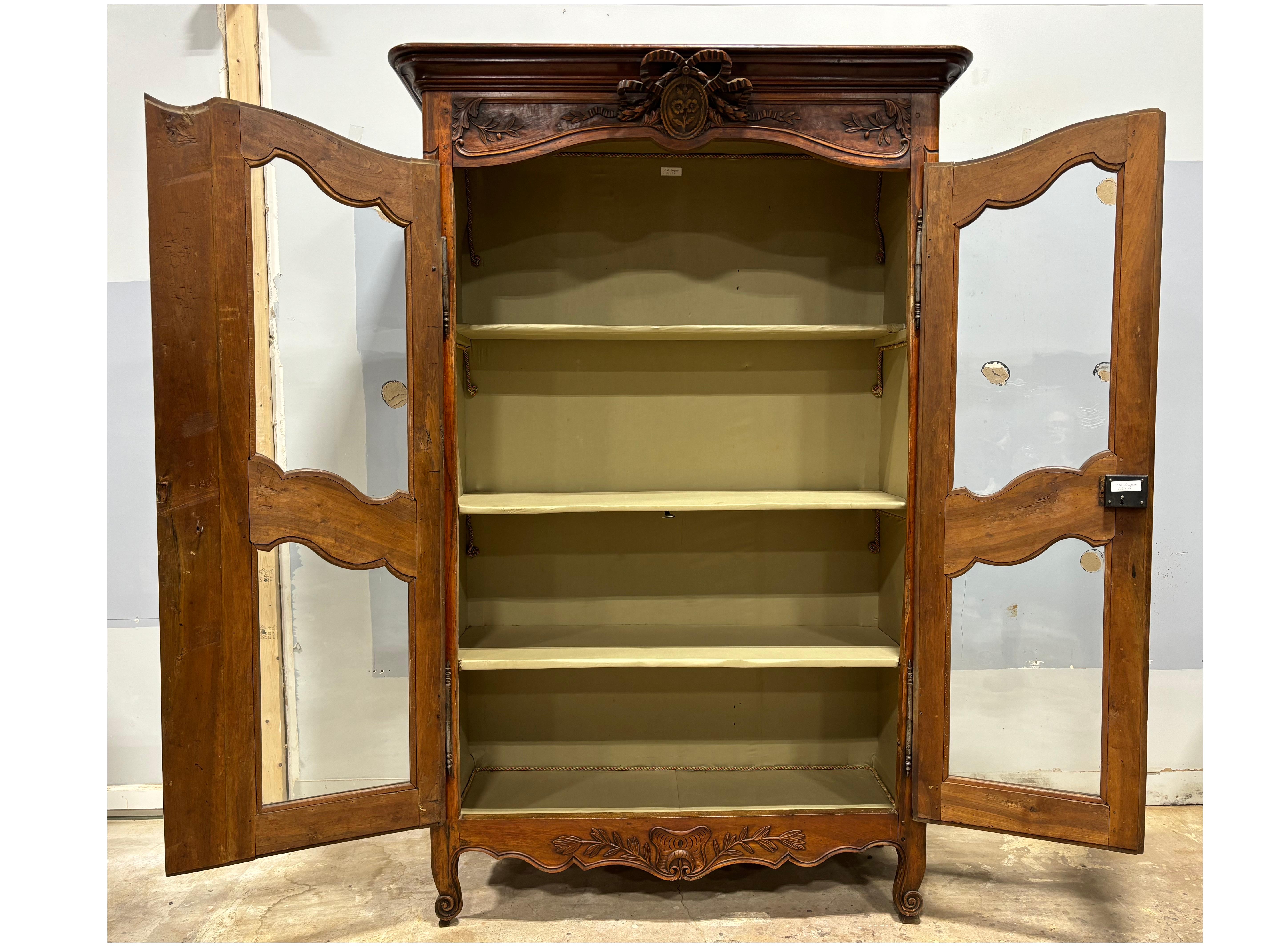 French 18th Century Louis XV Vitrine For Sale 2